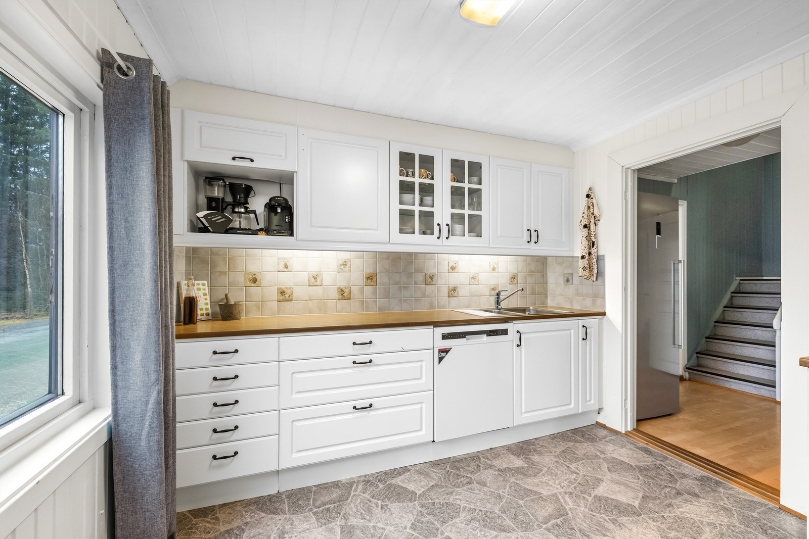 Rommet oppleves romslig og er praktisk utformet med en løsning som utnytter plassen godt. Galleribilde