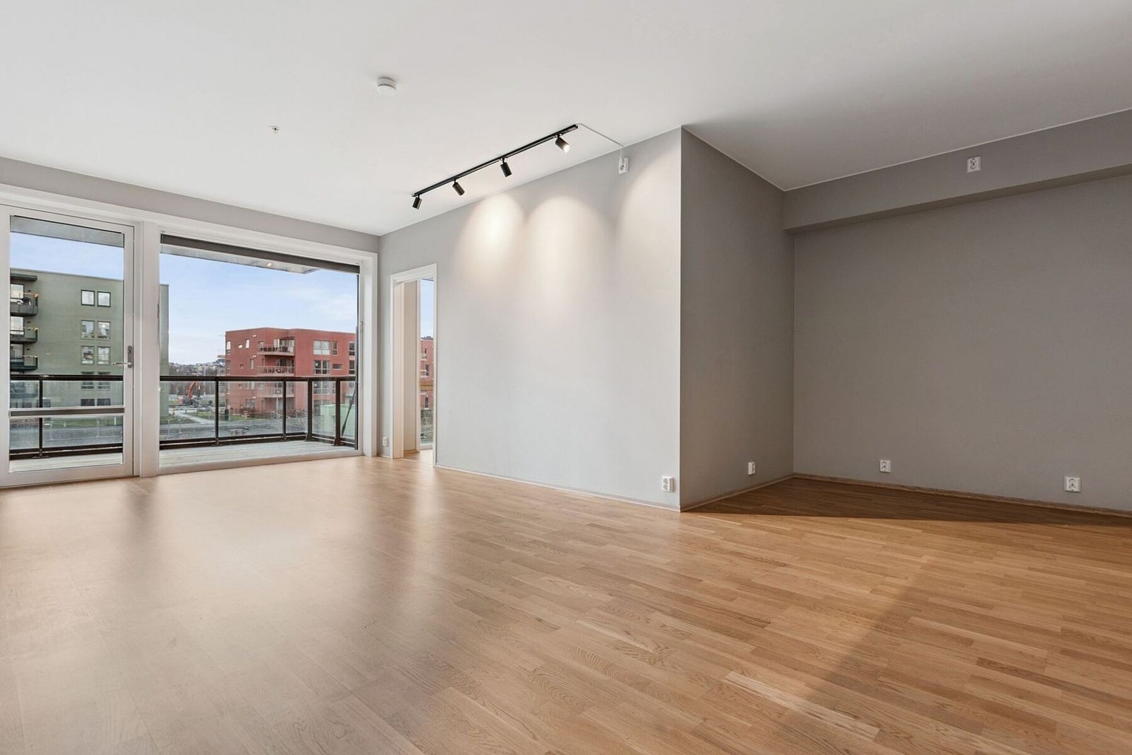 Stuen måler hele 29,5 kvadratmeter og er i en åpen løsning med kjøkkenet. Galleribilde