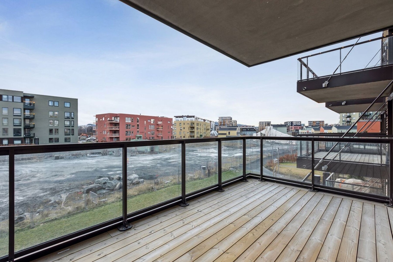 Takoverbygg over balkongen bidrar til økt brukskomfort og forlenger balkongens brukssesong. Galleribilde