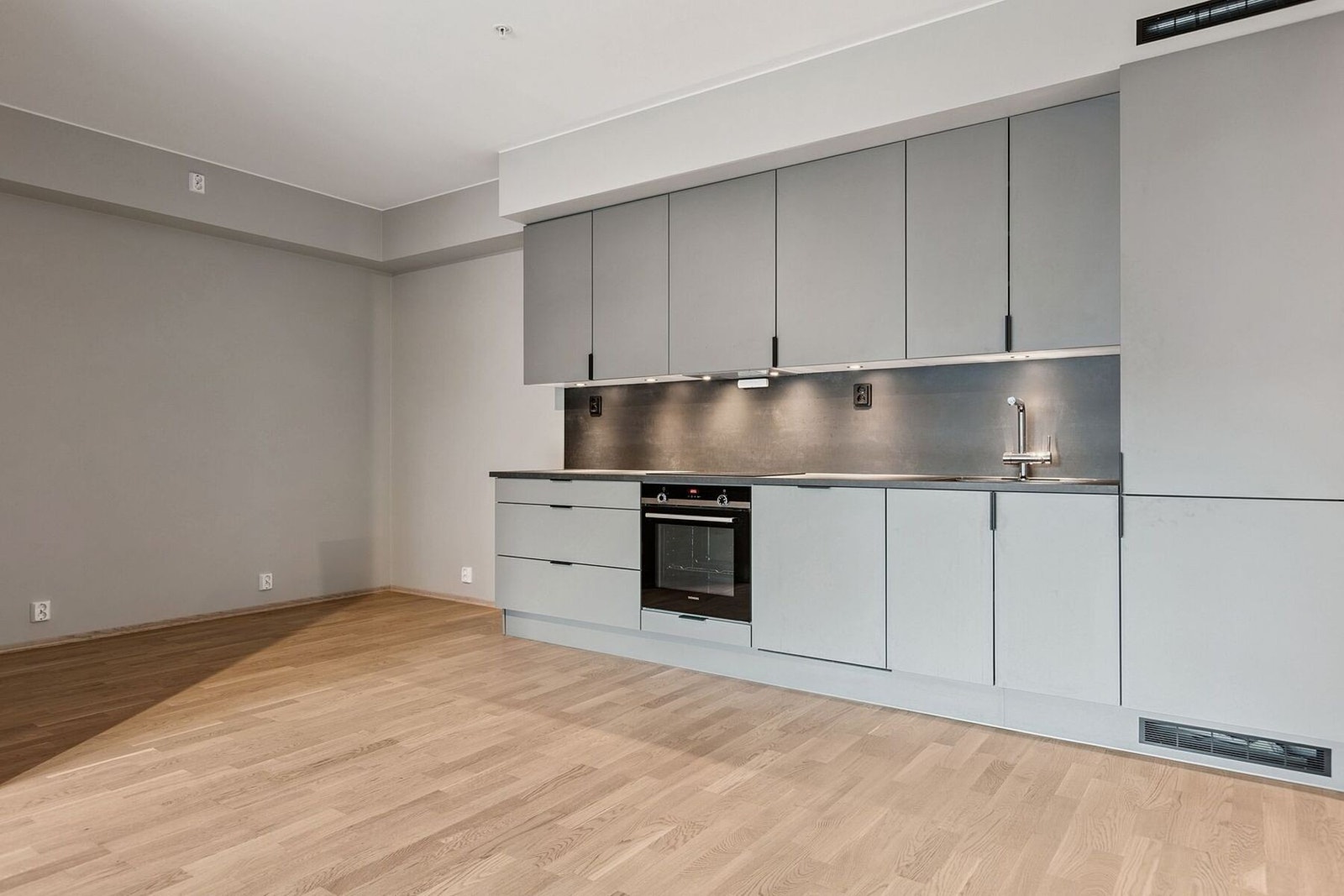 Leilighetens planløsning gir gode møbleringsmuligheter og fleksibilitet til å etablere funksjonelle og trivelige soner etter ønske. Galleribilde