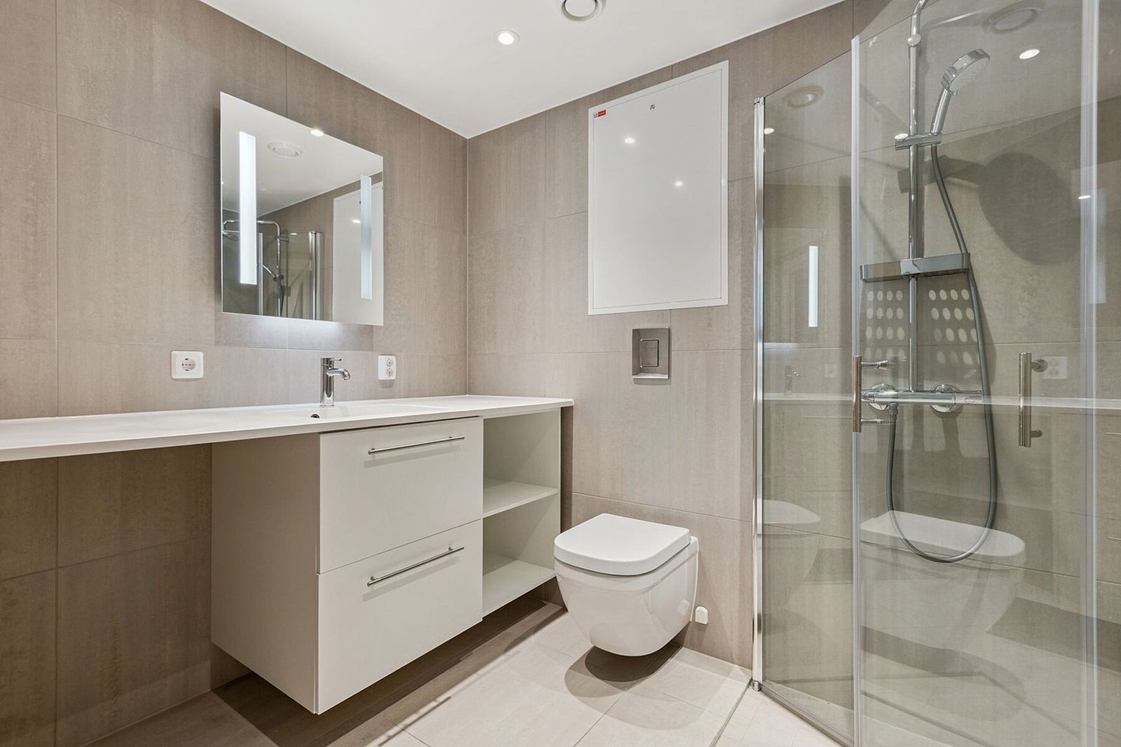 Flislagt baderom på 4 kvadratmeter med fine fargevalg og praktisk opplegg til vaskemaskin - også TG0. Galleribilde