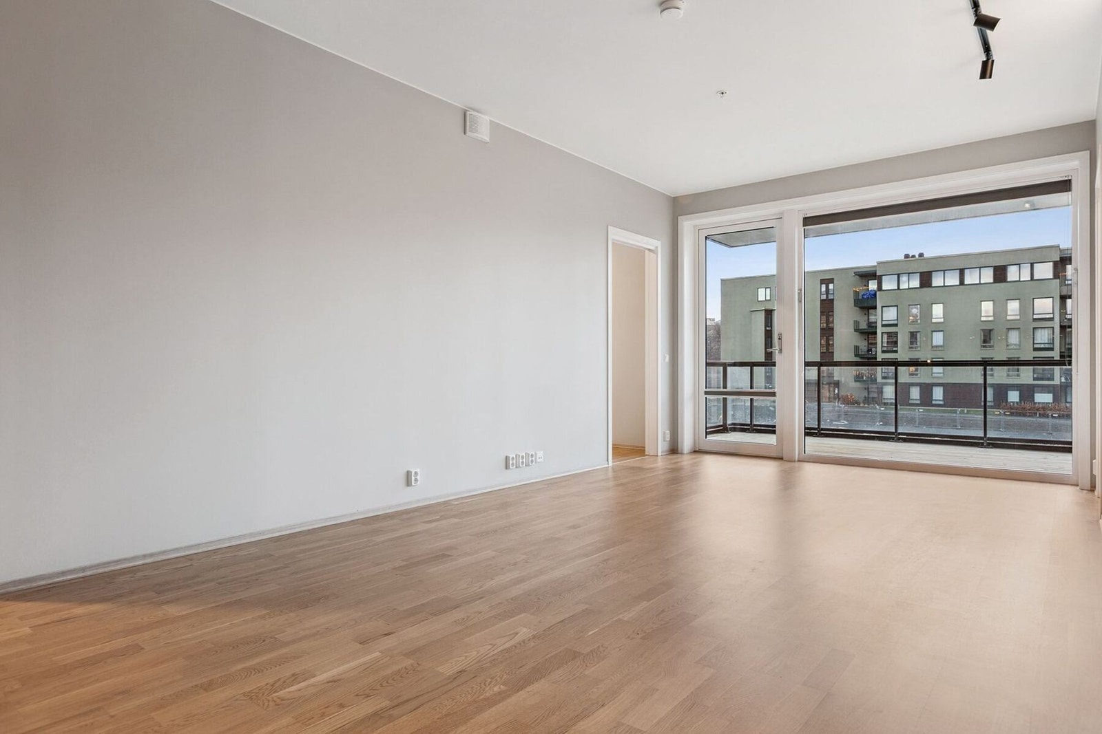 Leiligheten har moderne kvaliteter slik som balansert ventilasjon og vannbåren gulvvarme. Galleribilde