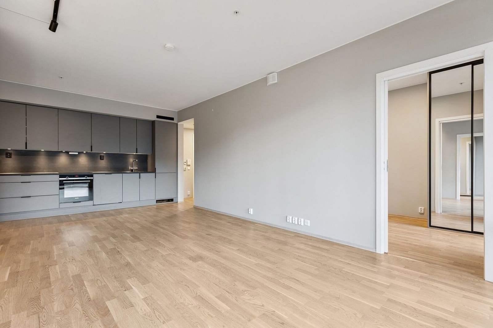 Samtlige punkter i leiligheten er vurdert til tilstandsgrad 0 av takstmann, noe som dokumenterer en gjennomgående moderne leilighet. Galleribilde