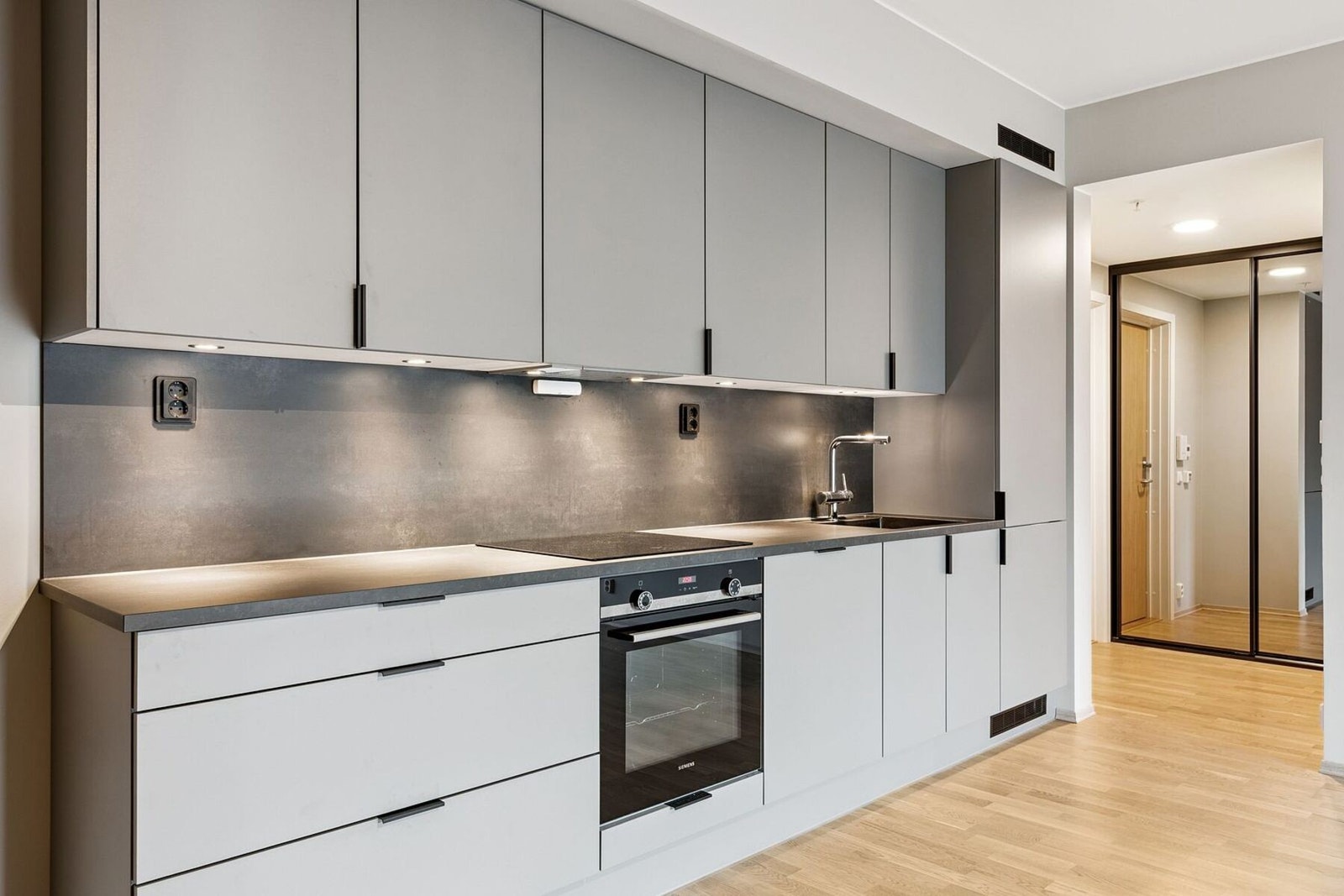 Kjøkkenet fremstår med et stilrent og tidsriktig fargevalg, og er av takstmann vurdert til tilstandsgrad 0. Galleribilde