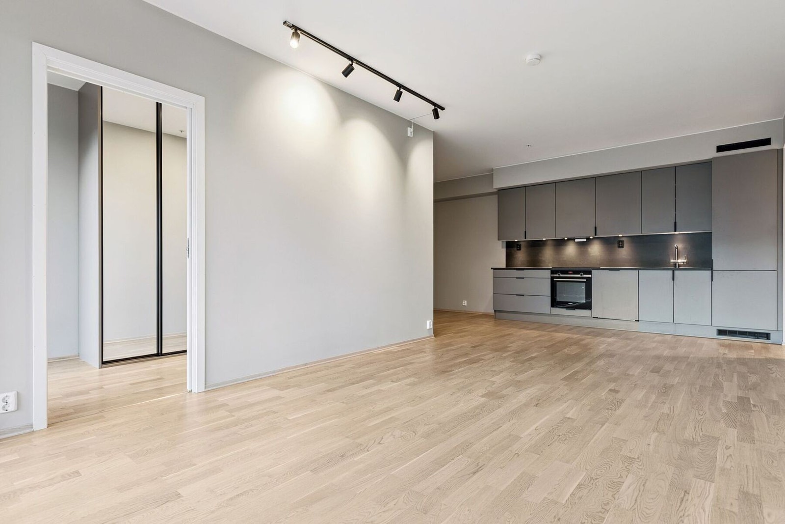 Leiligheten preges av mye lysinnslipp og god takhøyde som skaper en lys og luftig boatmosfære. Galleribilde