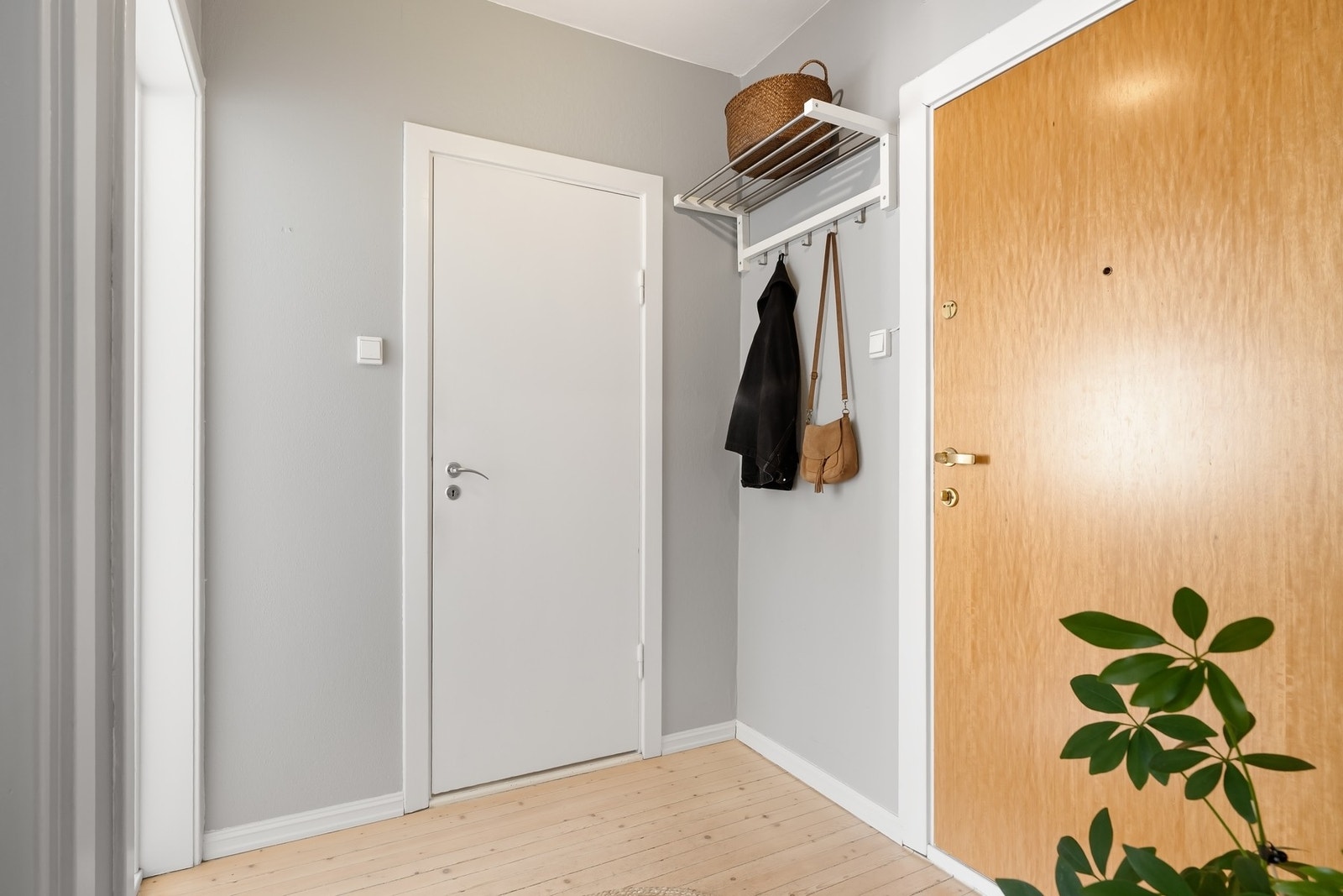 Boligen har en praktisk entré med plass til oppheng av yttertøy. Brann- og lydklassifisert entrédør med kikkehull. Galleribilde