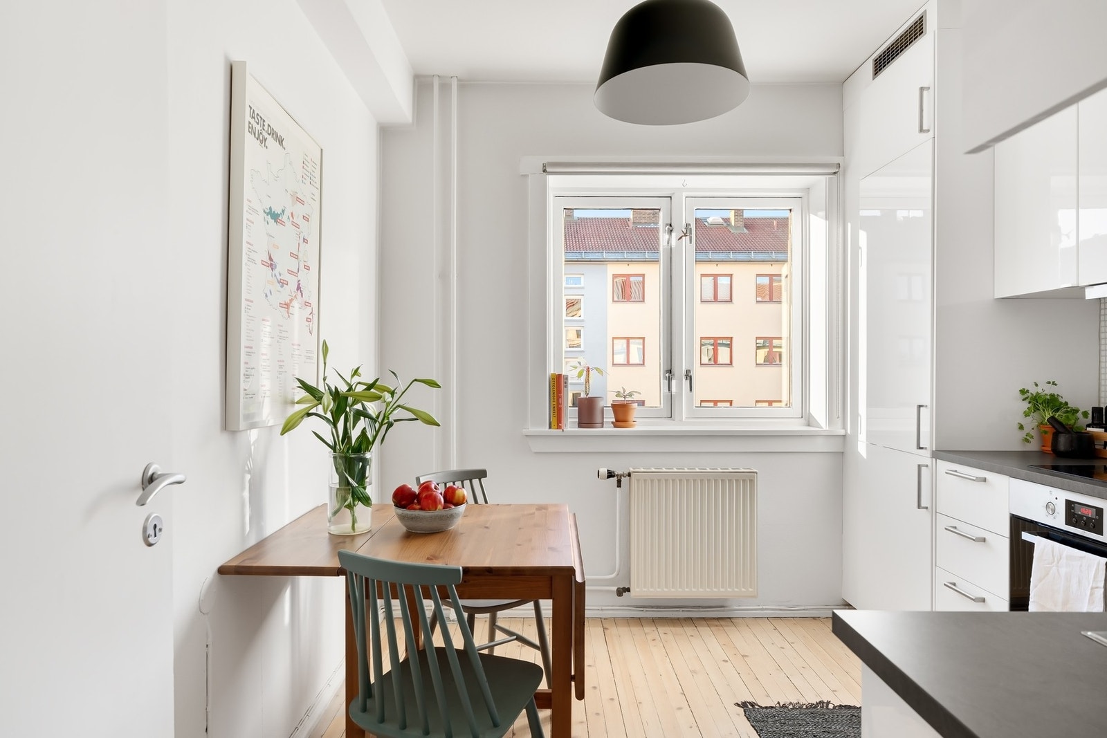 Fin plass til hyggelig spiseplass på kjøkkenet. Galleribilde