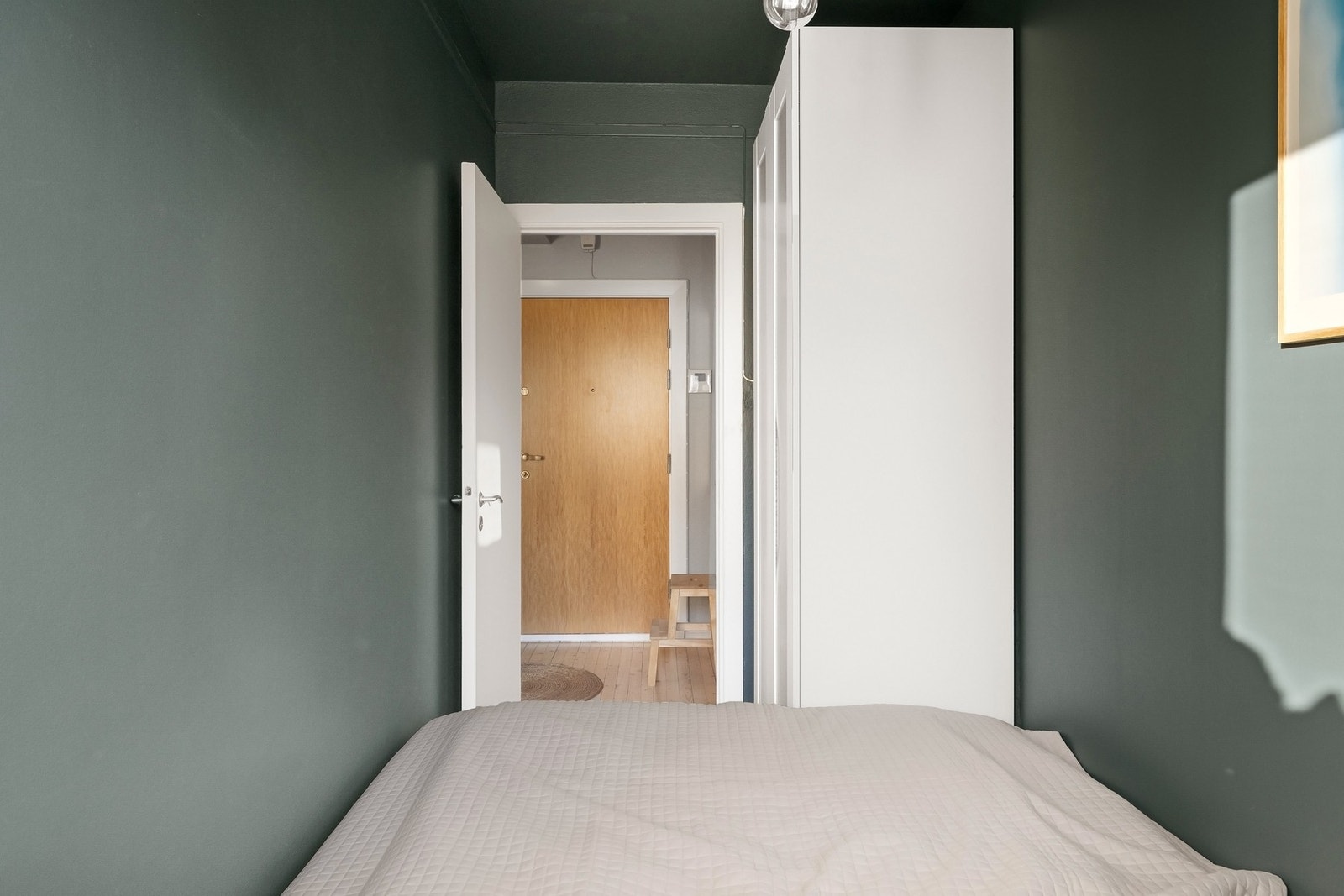 På soverommet er det garderobeskap med oppbevaringsplass. Galleribilde