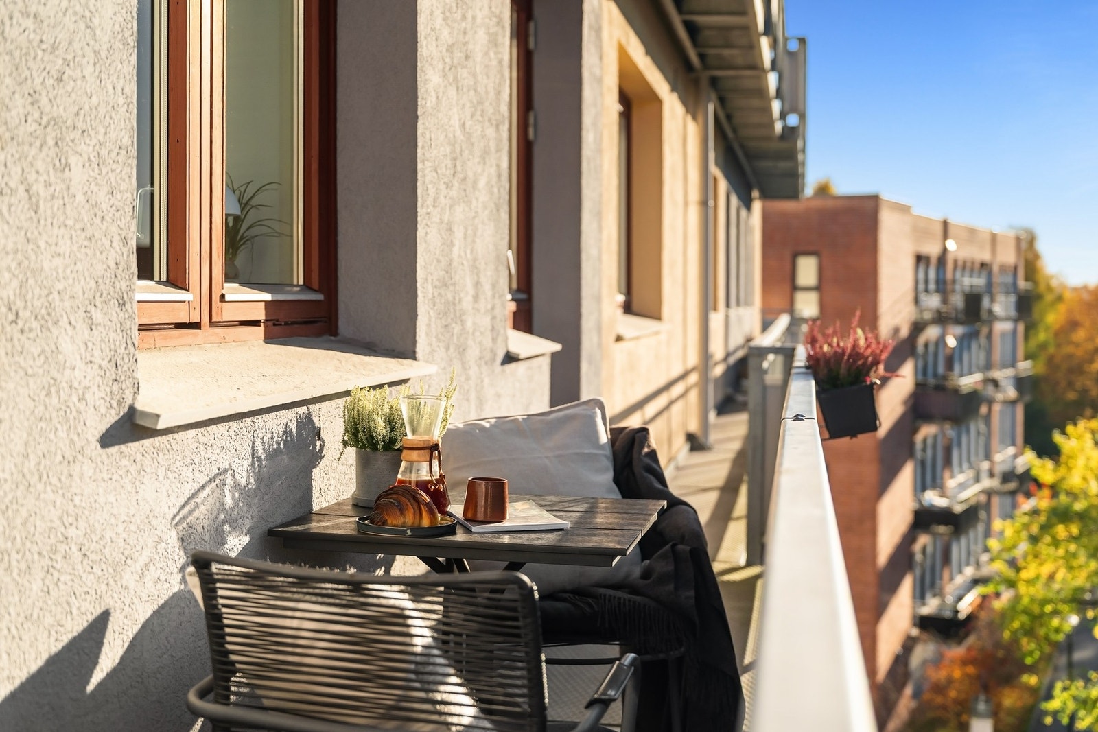 Fra stuen er det utgang til denne hyggelige brannbalkongen. Galleribilde