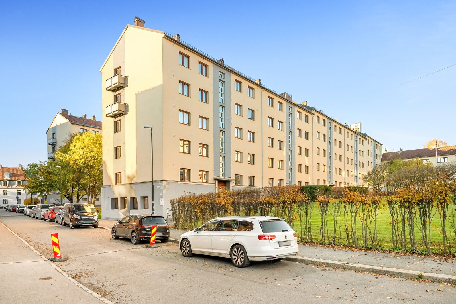 Boligen ligger i en gate med lite trafikk tilbaketrukket på Torshov. Galleribilde