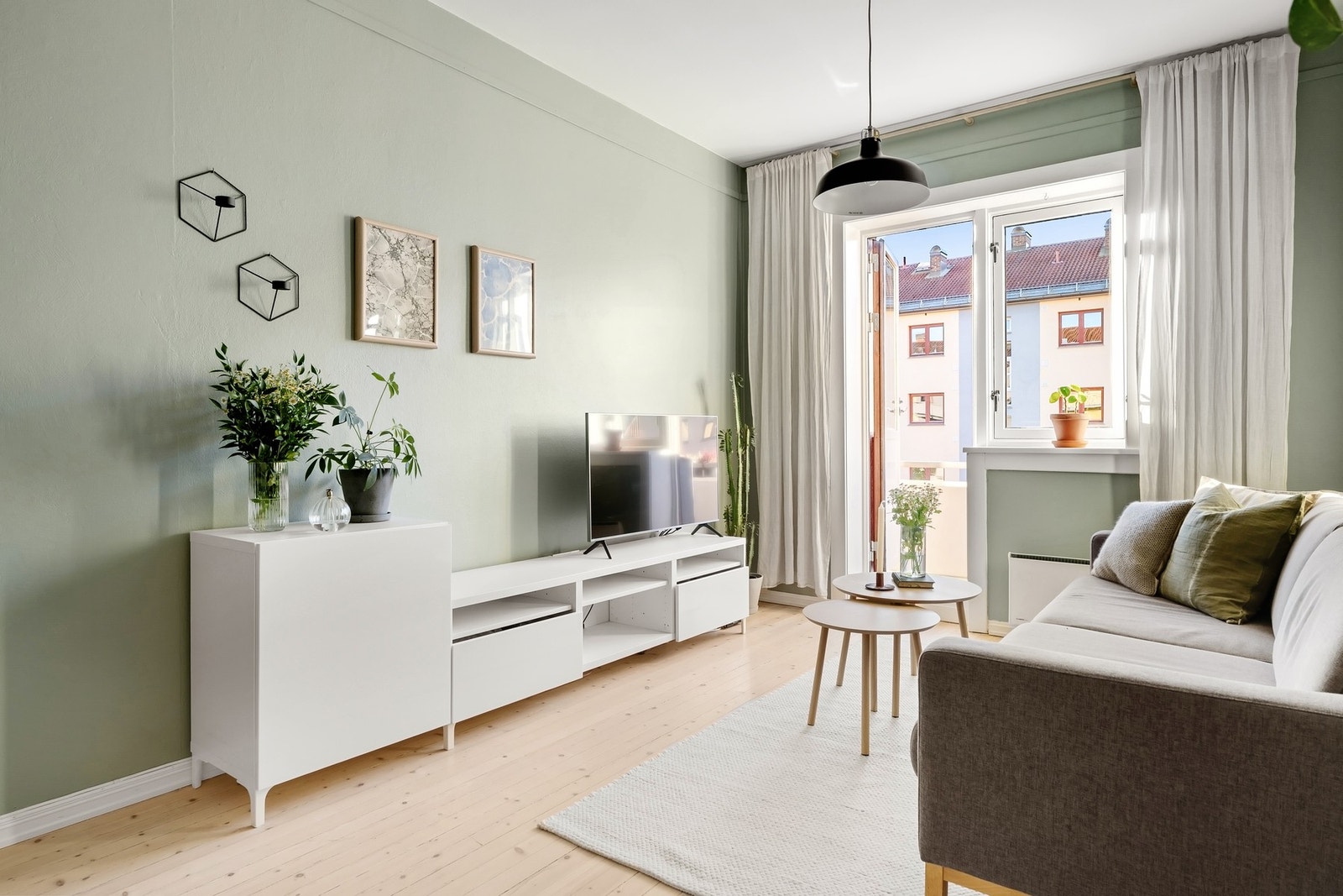 Lun og lys stue med pene overflater. Galleribilde