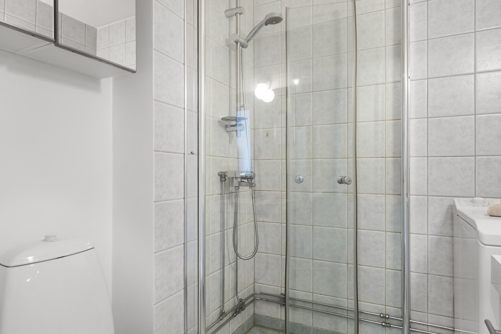 Romslig dusjhjørne med innfellbare dusjvegger. Galleribilde