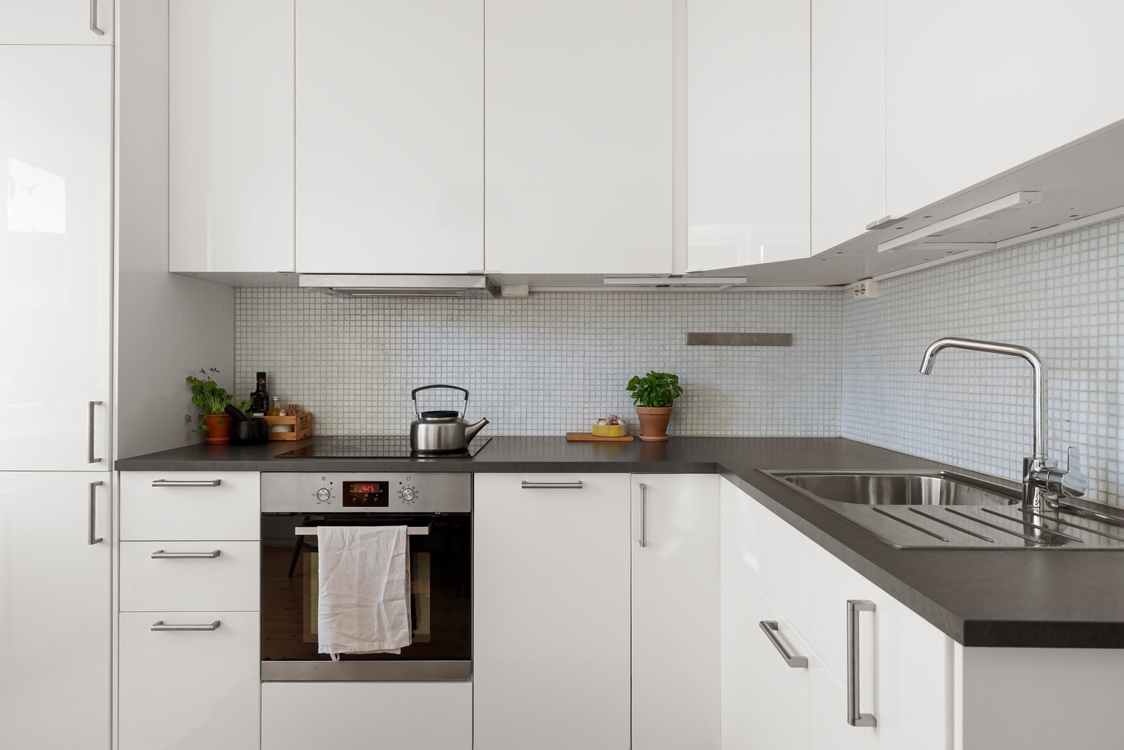 Rikelig med skap- og benkeplass. Galleribilde