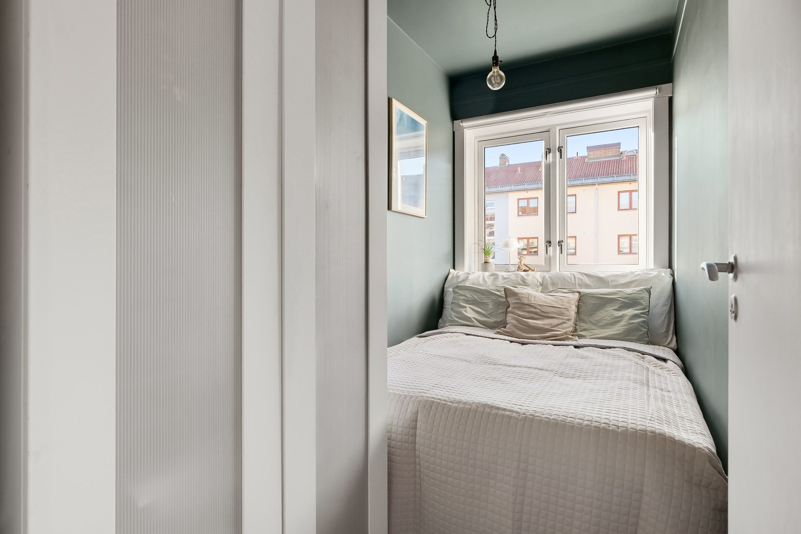 Soverom med plass til dobbeltseng. Galleribilde