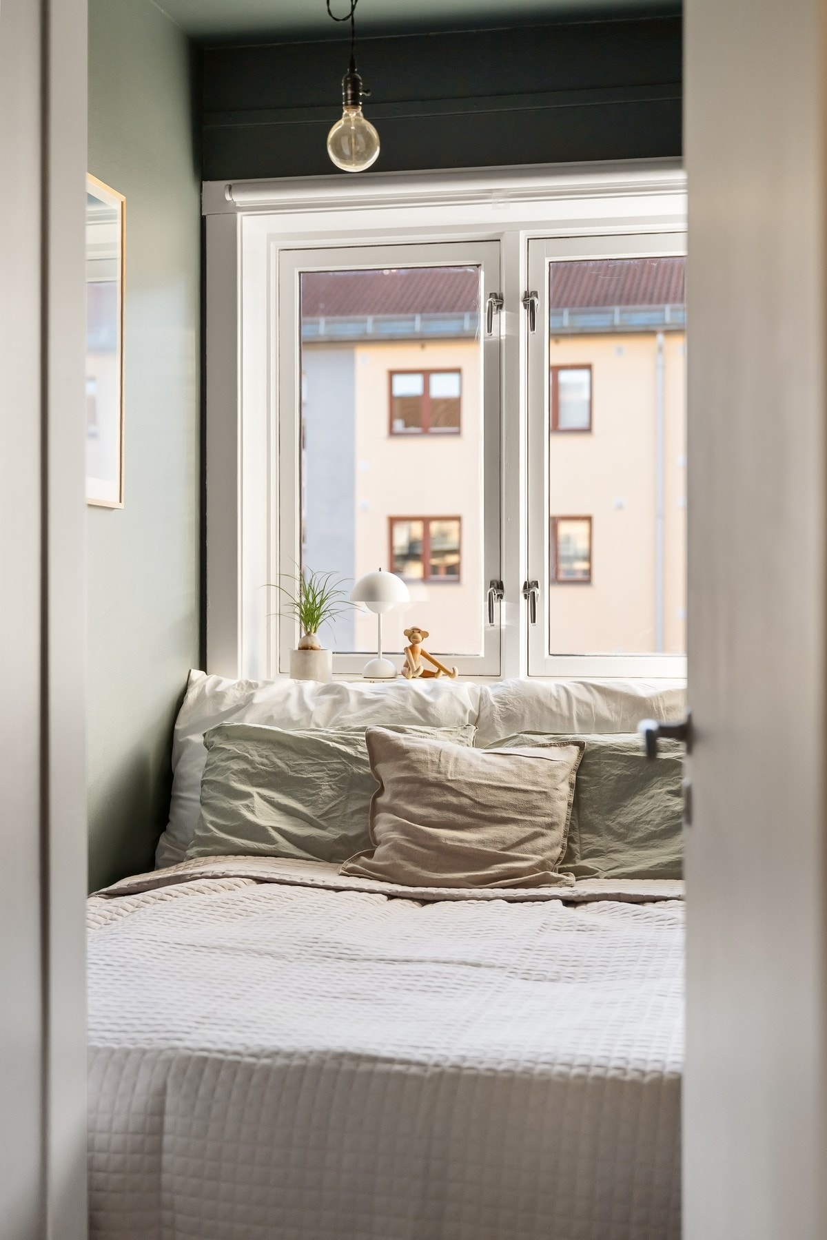 Rommet vender mot rolig gårdsrom uten biltrafikk og vei. Galleribilde