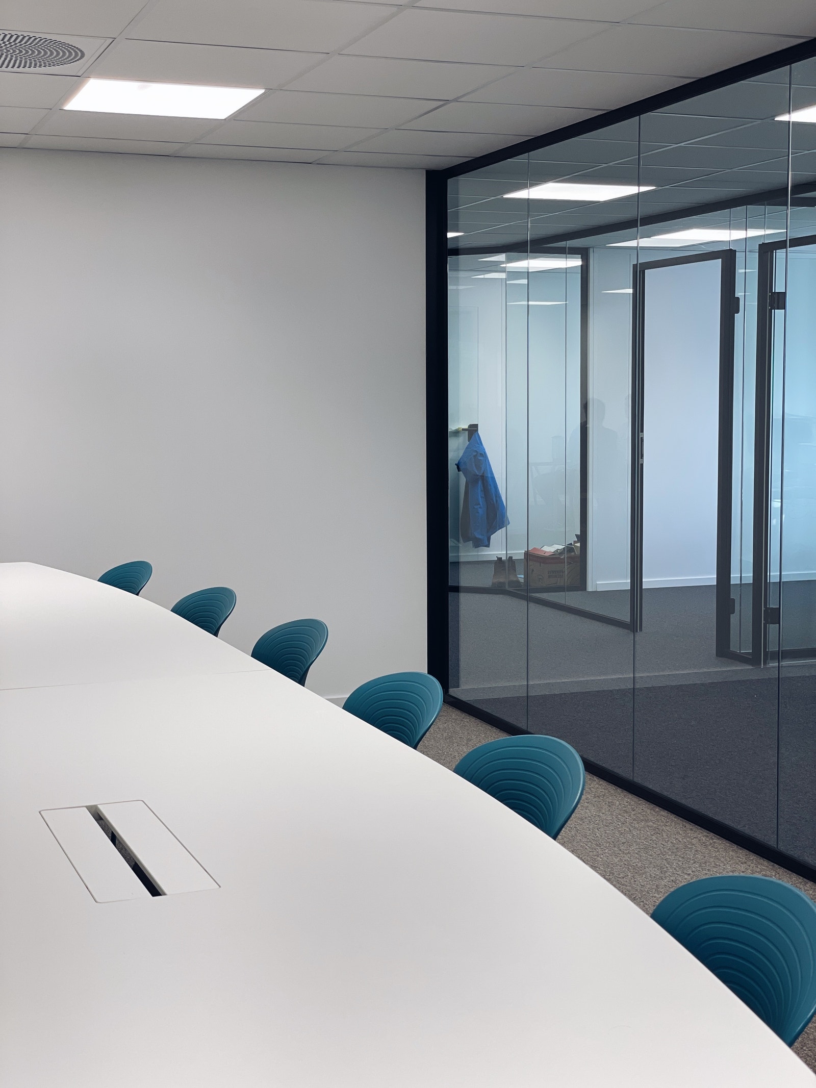 Stort møterom, med 14 sitteplasser og stor tv-skjerm til presentasjoner/teamsmøter osv. Galleribilde