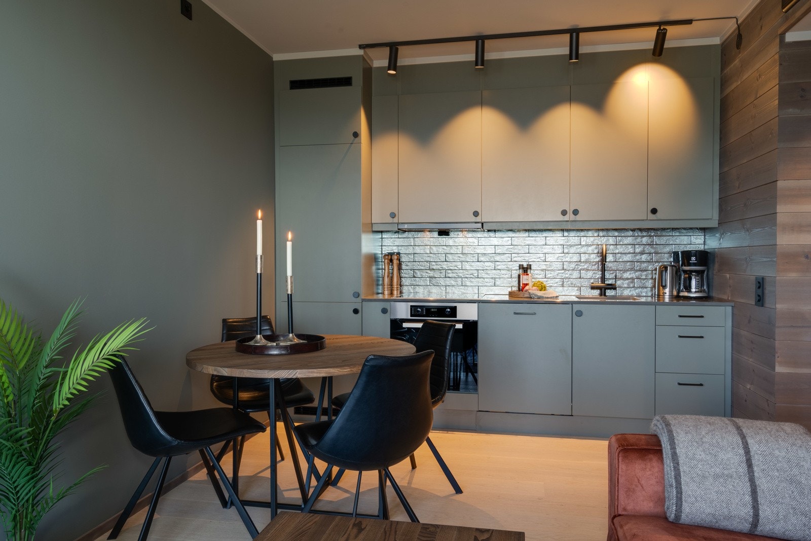 Leiligheten har et moderne og meget lekkert kjøkken med plassbygd innredning fra Grønvold Snekkerverksted, en lokal møbelsnekker med mer enn 80 års erfaring i faget! Galleribilde