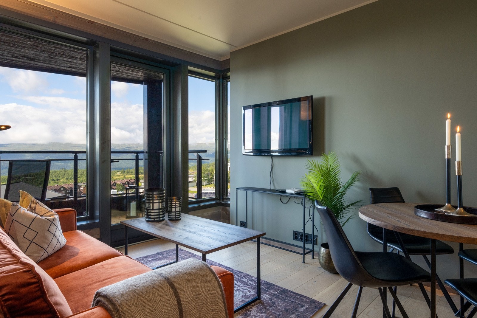 Leiligheten har bl.a. 1-stavs eikeparkett, vannbåren gulvvarme og balansert ventilasjon. Fra både stuen og balkongen er det fantastisk utsikt mot fjellene! Galleribilde