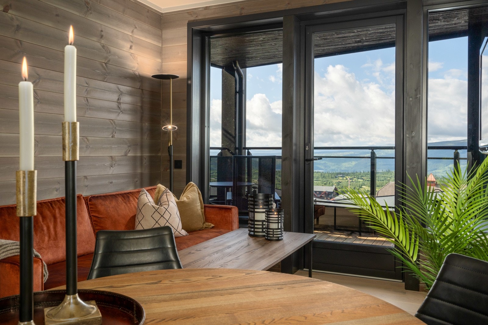 Stuen ligger i åpen løsning med kjøkkenet og er et hyggelig rom med plass til både sofa og spisestuemøbler. Galleribilde