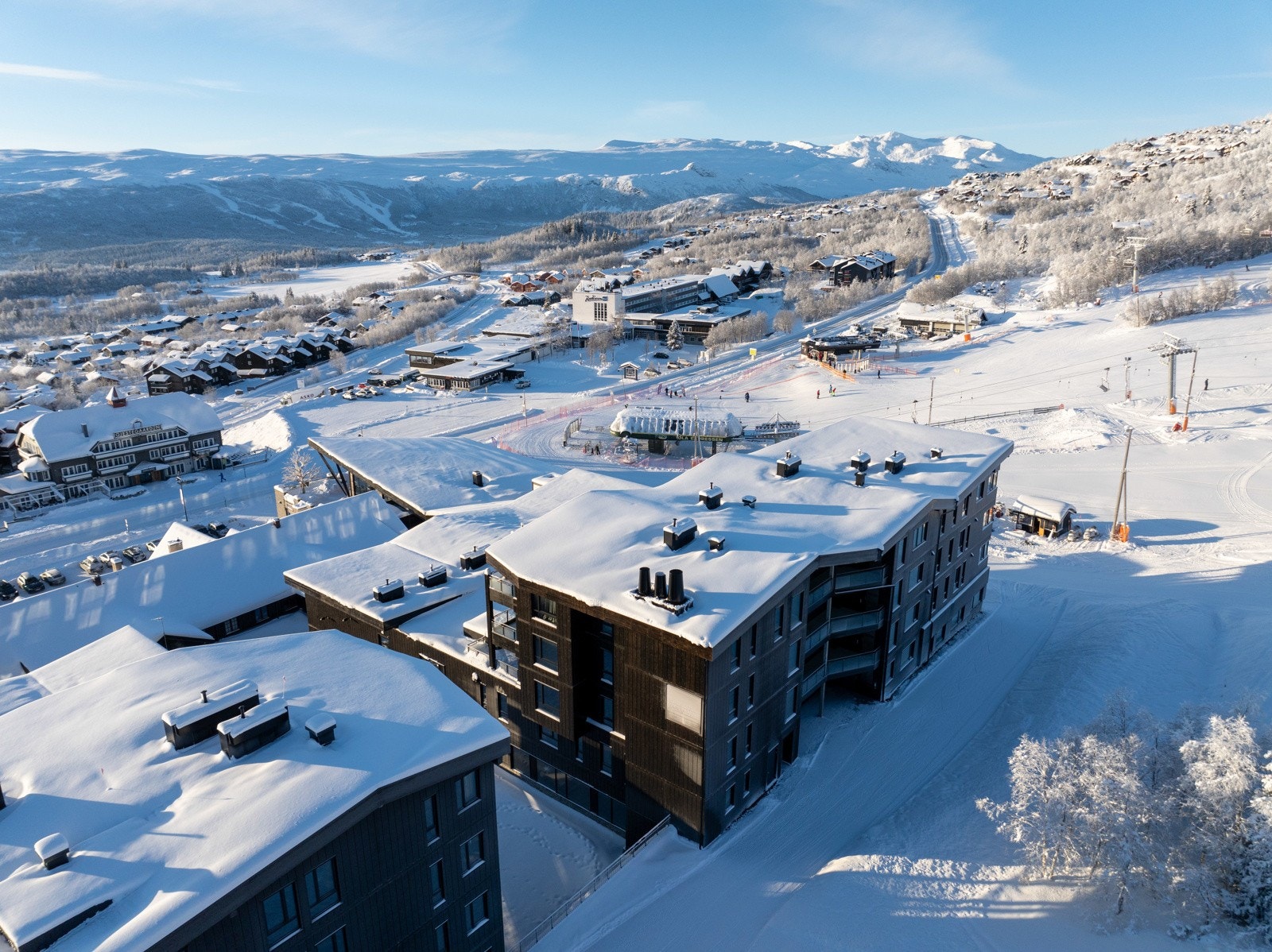 Det medfølger en oppmerket garasjeplass i felles, lukket garasjeanlegg under bygget. I tillegg har leiligheten en stor sportsbod for skiutstyr og lignende. Galleribilde