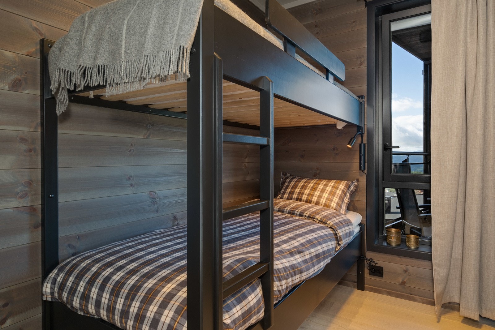 Soverom 2 med plassbygd køyeseng fra lokal møbelsnekker (Grønvold Snekkerverksted). Galleribilde