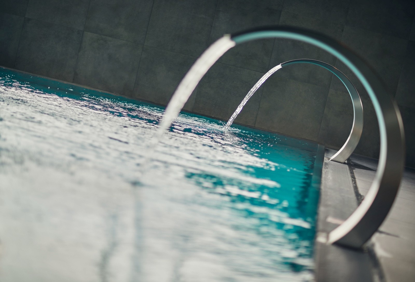 Nyt varme og avslapning, bading i varmkulp, hot sauna, frisk swim out med utsikt mot Jotunheimen, og servering på Ridderbadet. Galleribilde