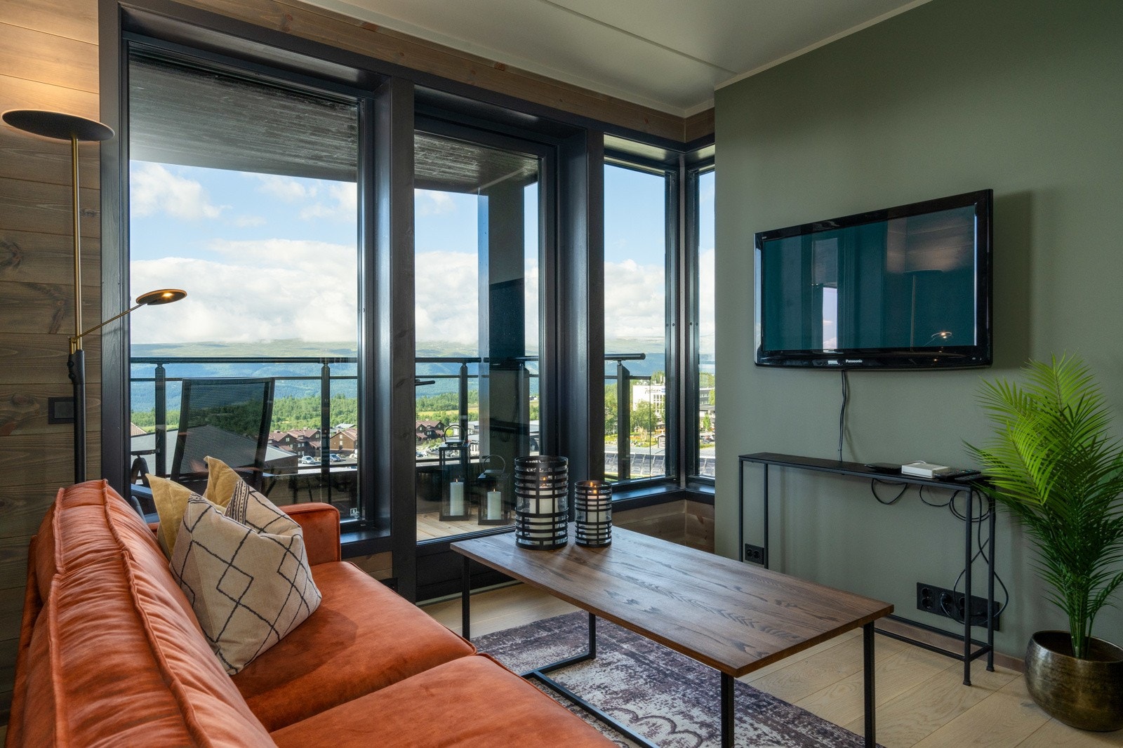 Innvendig er leiligheten meget lekker med høy standard både hva gjelder materialvalg og utførelse. Legg merke til hjørnevinduet og utsikten mot fjellene! Galleribilde