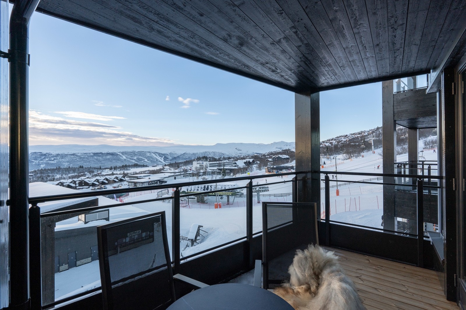 Fra både stuen og balkongen er det fantastisk utsikt mot fjellene og det flotte naturlandskapet rundt. Galleribilde