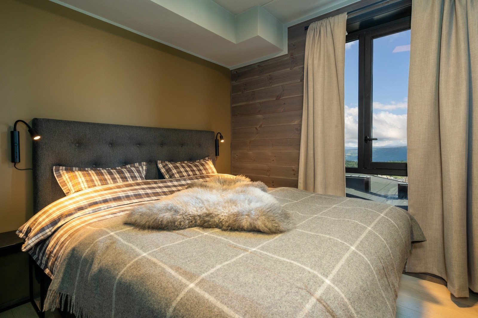 Leiligheten har to gode soverom, begge med enstavs eikeparkett på gulv, liggende panel på veggene og malt betongtak. Galleribilde