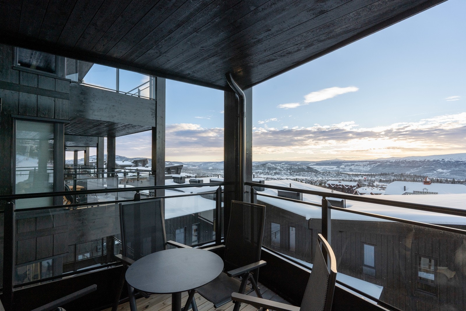 Balkongen ligger sydvestvendt med svært gode solforhold og har god plass til utemøbler. Galleribilde