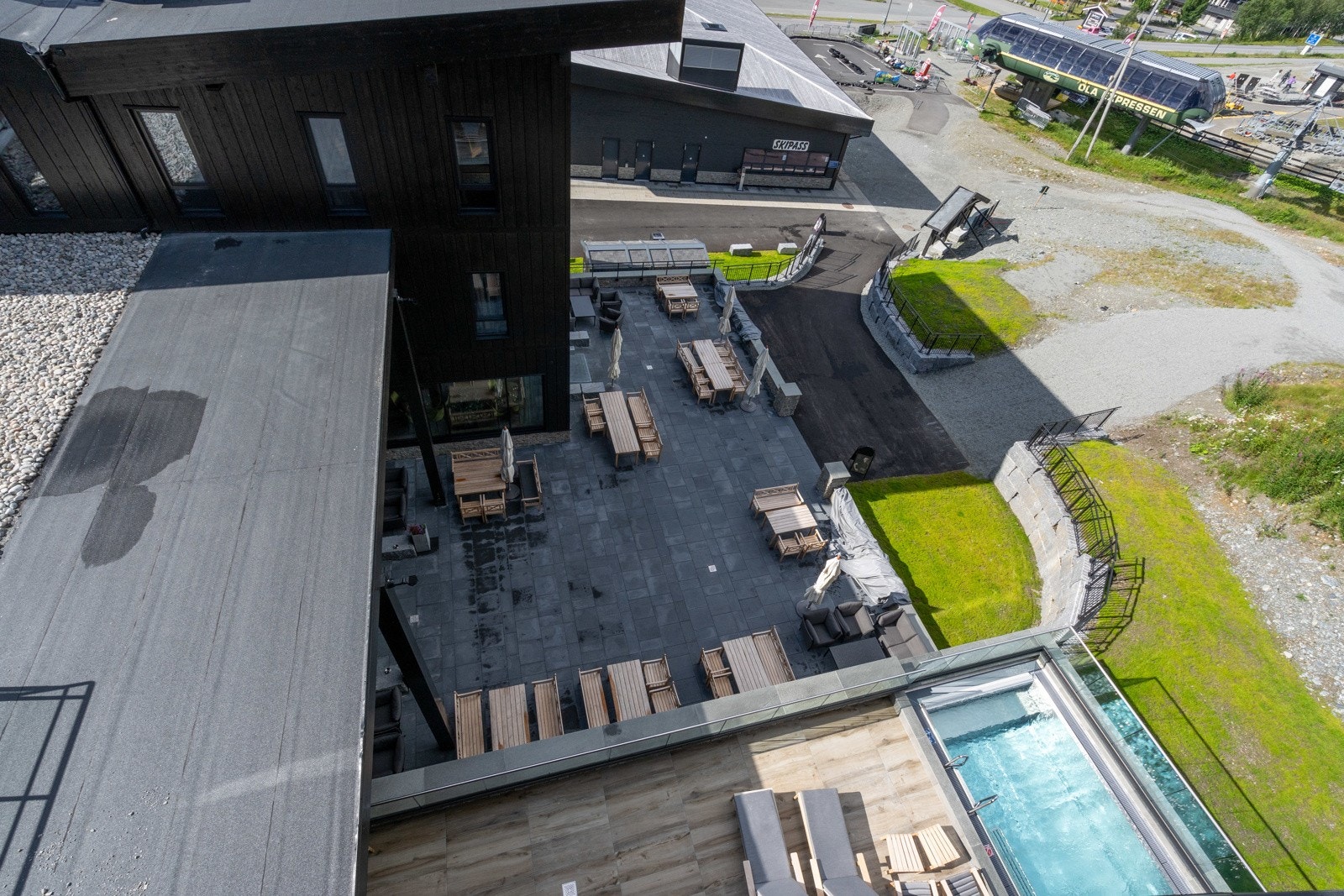 I byggets første etasje ligger Ridderbadet med både innendørs og utendørs basseng, utendørs jacuzzi, barnebasseng med mer. Galleribilde