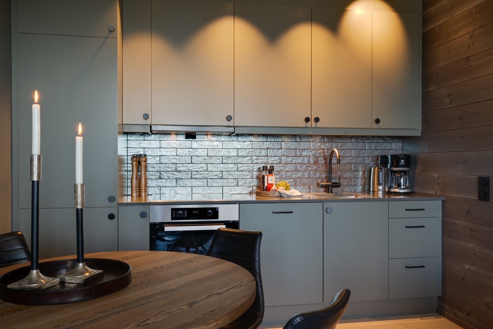 Innredningen har glatte fronter og påkostet benkeplate i stein, samt integrerte hvitevarer fra kvalitetsleverandøren Miele. Galleribilde