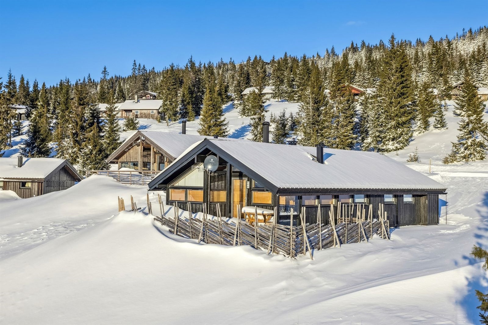 Velkommen til Nedre Heggberglia 161 - Presentert av Hamdi Kaptan v/ Krogsveen Galleribilde