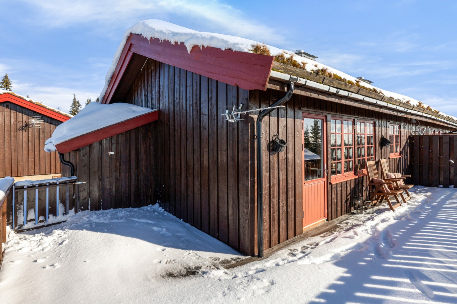 Terrassen går rundt hjørne og har en praktisk bod i enden. Galleribilde