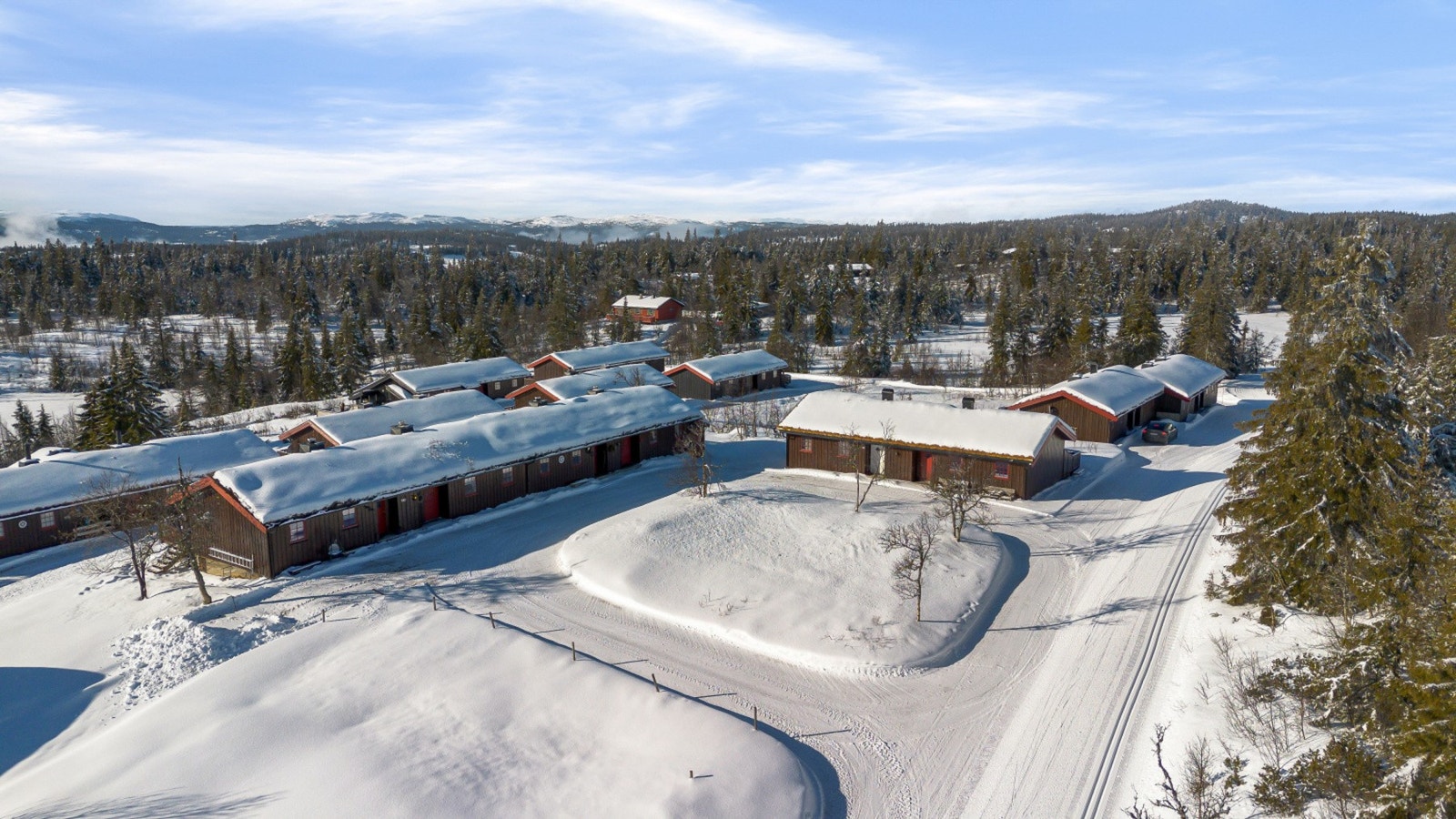 Skiløypa går like ved eiendommen og knytter seg innpå mange traséer og tar deg milevis avgårde. Mange fine turmuligheter året rundt. Her ligger det til rette for den aktive, samtidig som det er lett å falle til ro når man ankommer leiligheten. Galleribilde