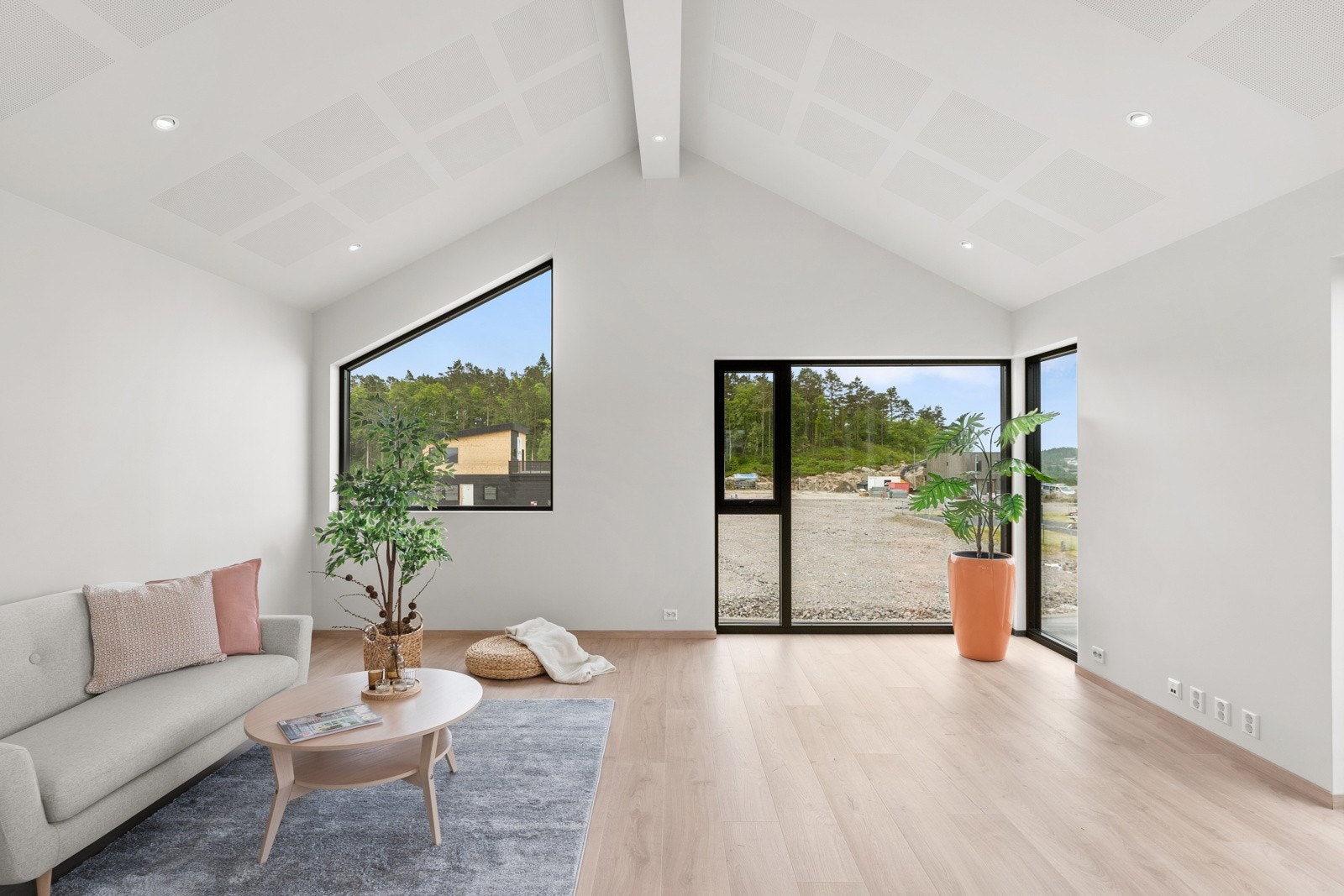 Stuen er luftig med full takhøyde i skråtaket, store vindusflater og downlights. Galleribilde