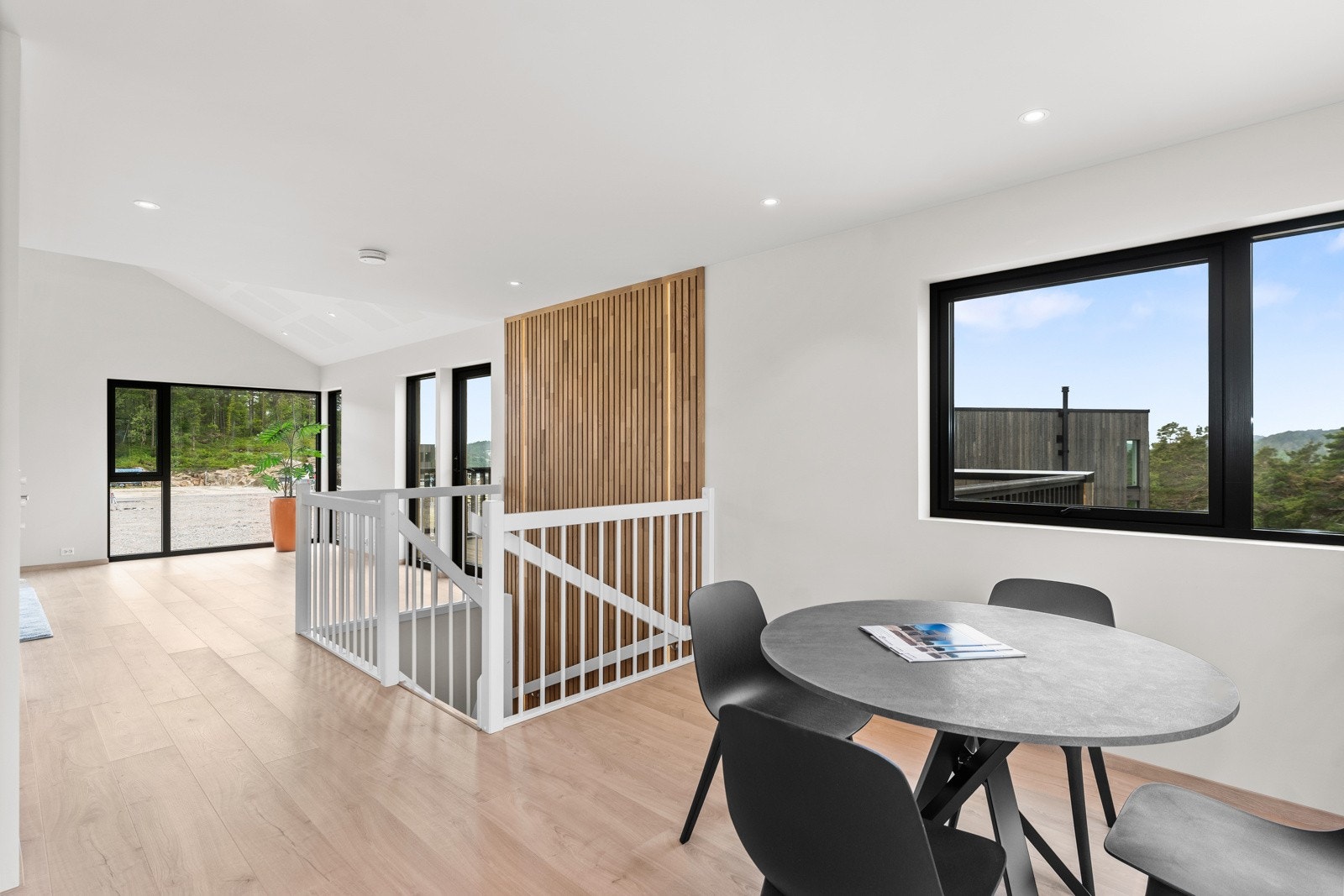 Det er en flott brytning med den spilelagte trappegangen mellom stuen og kjøkkenet. Galleribilde