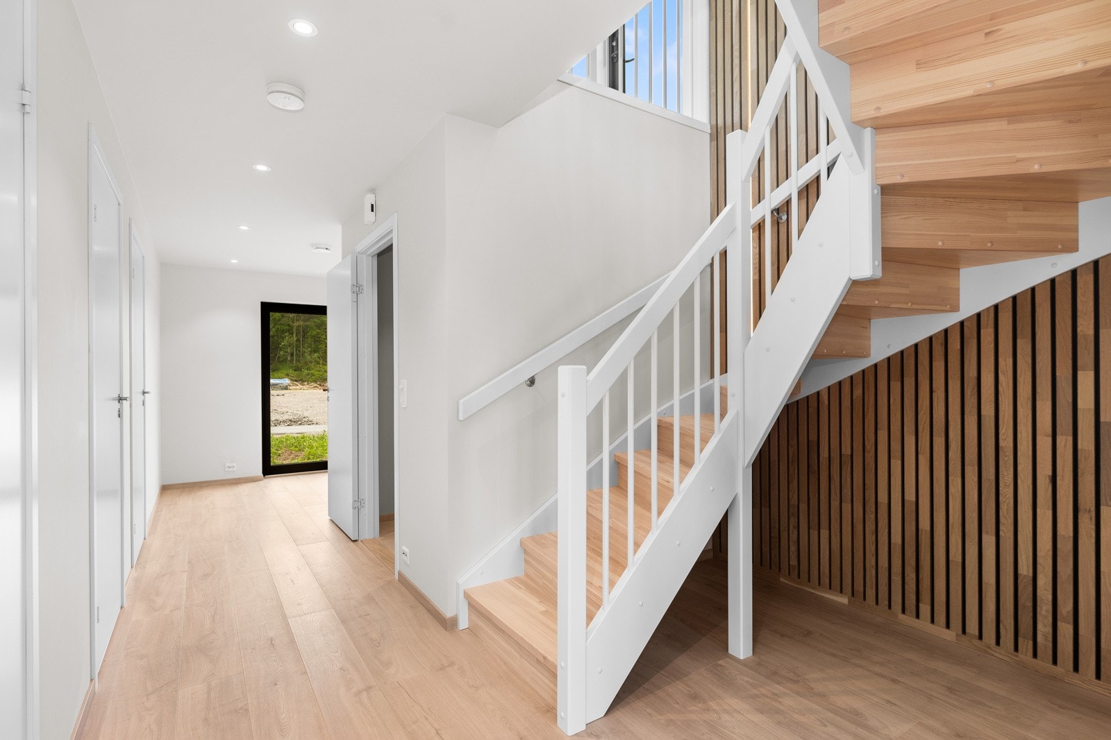 Romslig gang med åpning til tv-stue. Galleribilde