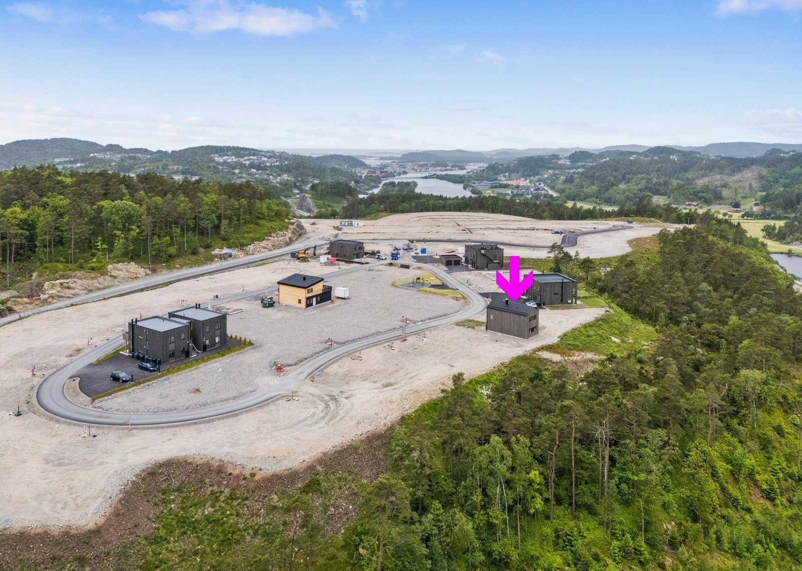 Boligen ligger i et nytt boligområde på Sandnesheia. Galleribilde