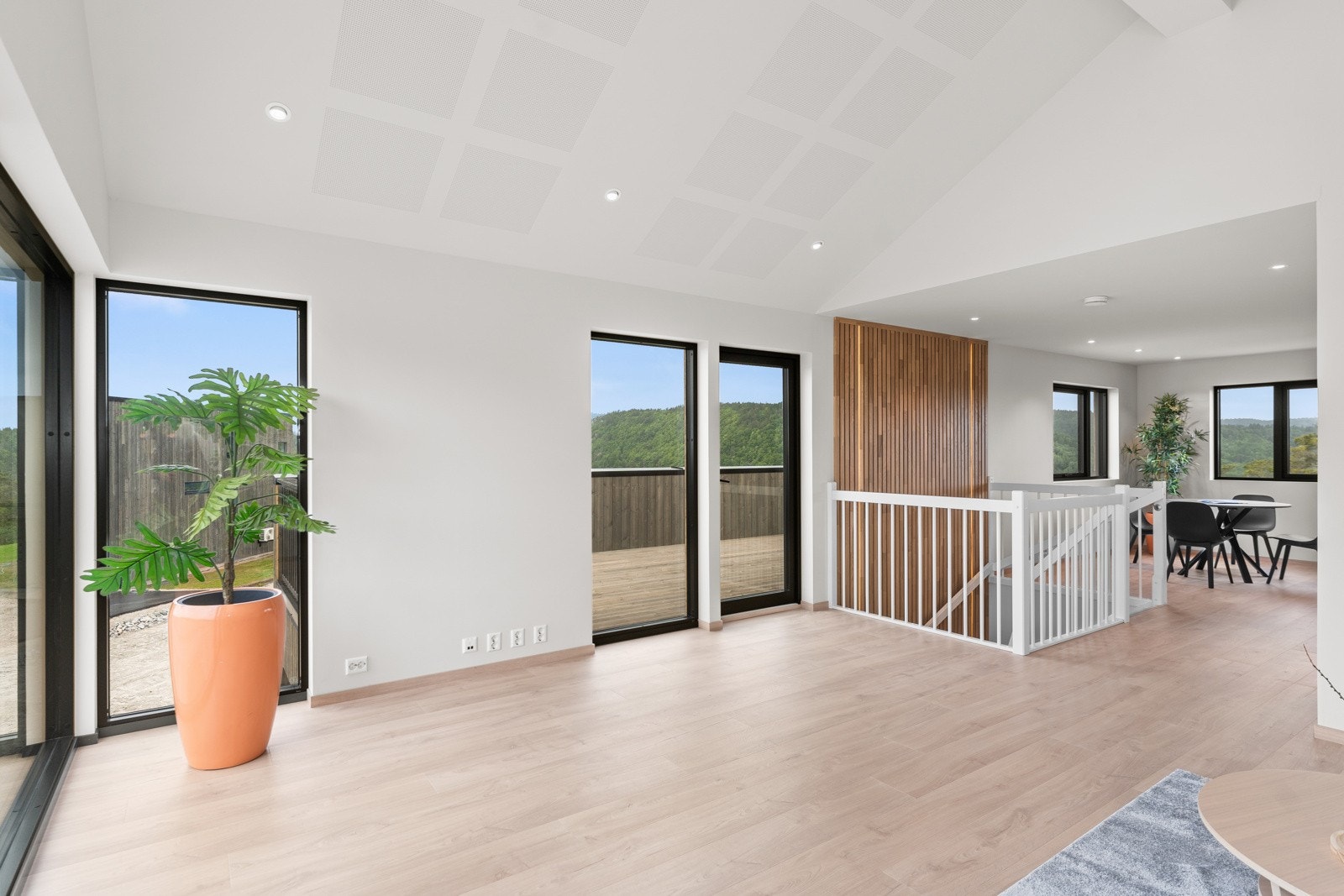 Fra stuen er det utgang til den solrike terrassen. Galleribilde