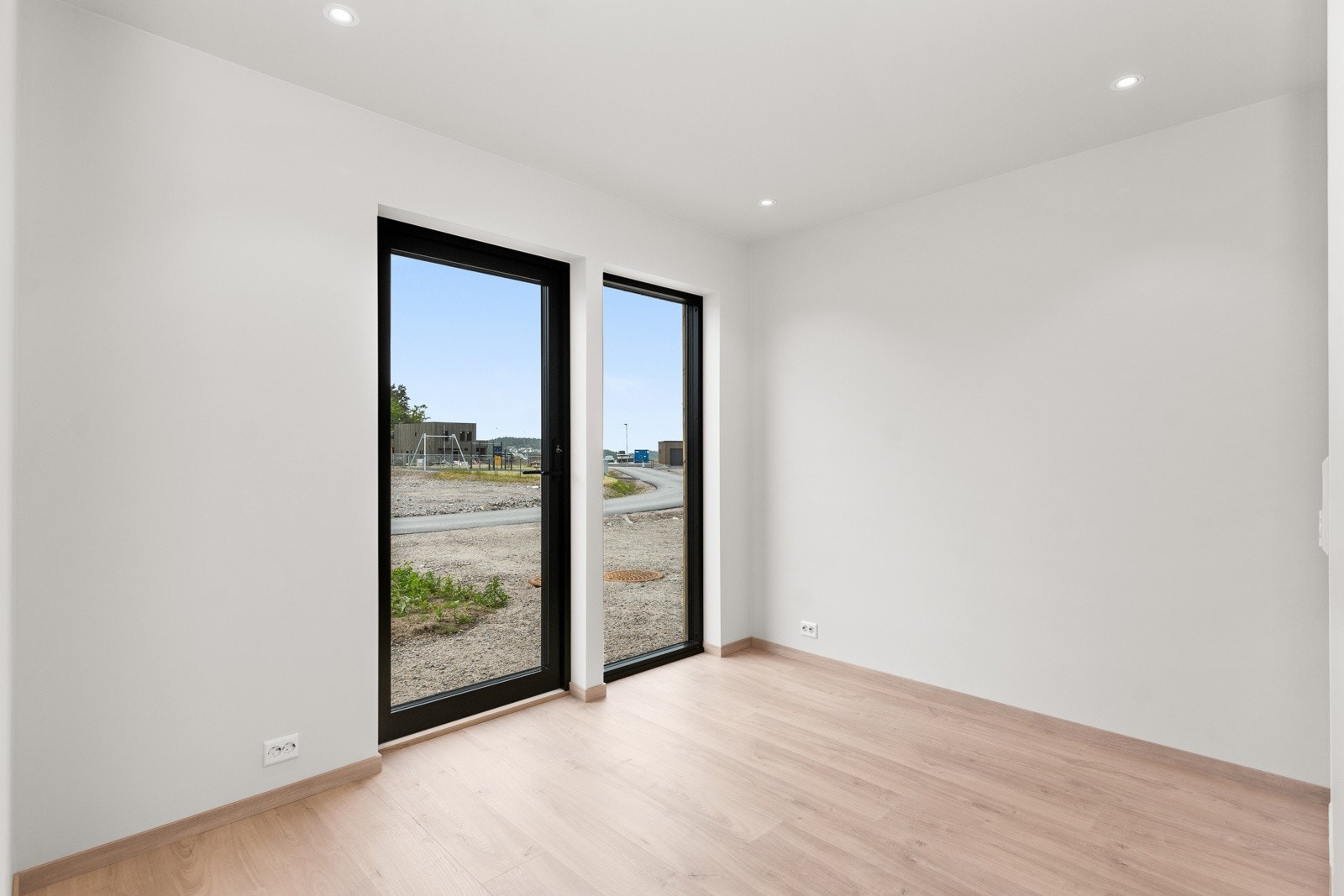 Utgang til uteplass og plen fra tv-stuen. Galleribilde