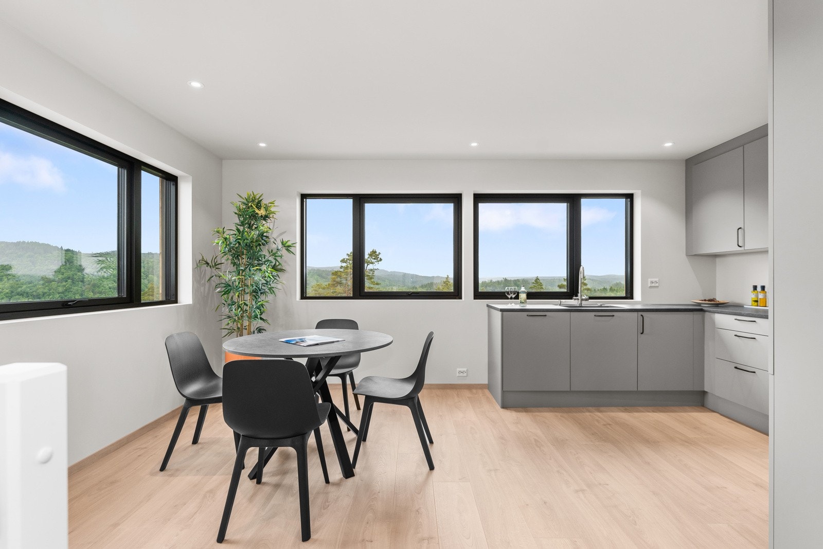 Kjøkkenet er romslig med god benkeplass. Fra kjøkkenbenken er det vindu som har utsikt mot omgivelsene. Galleribilde