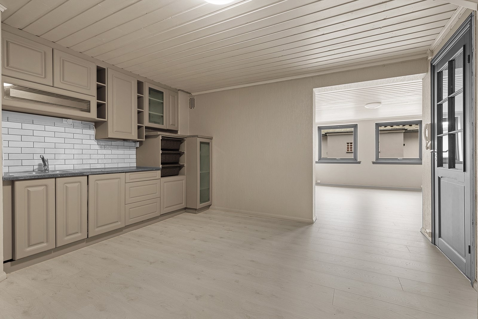 Delvis åpen løsning ut mot stuen Galleribilde