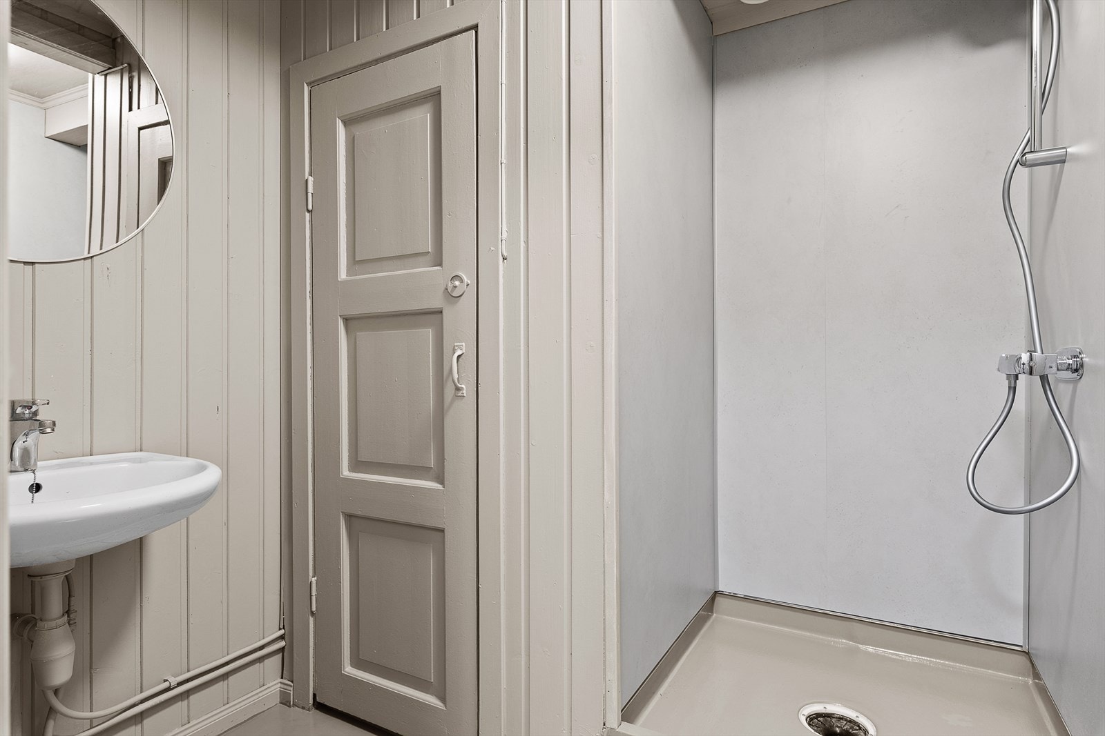 Badet har dusjhjørne, servant og separat toalettrom Galleribilde