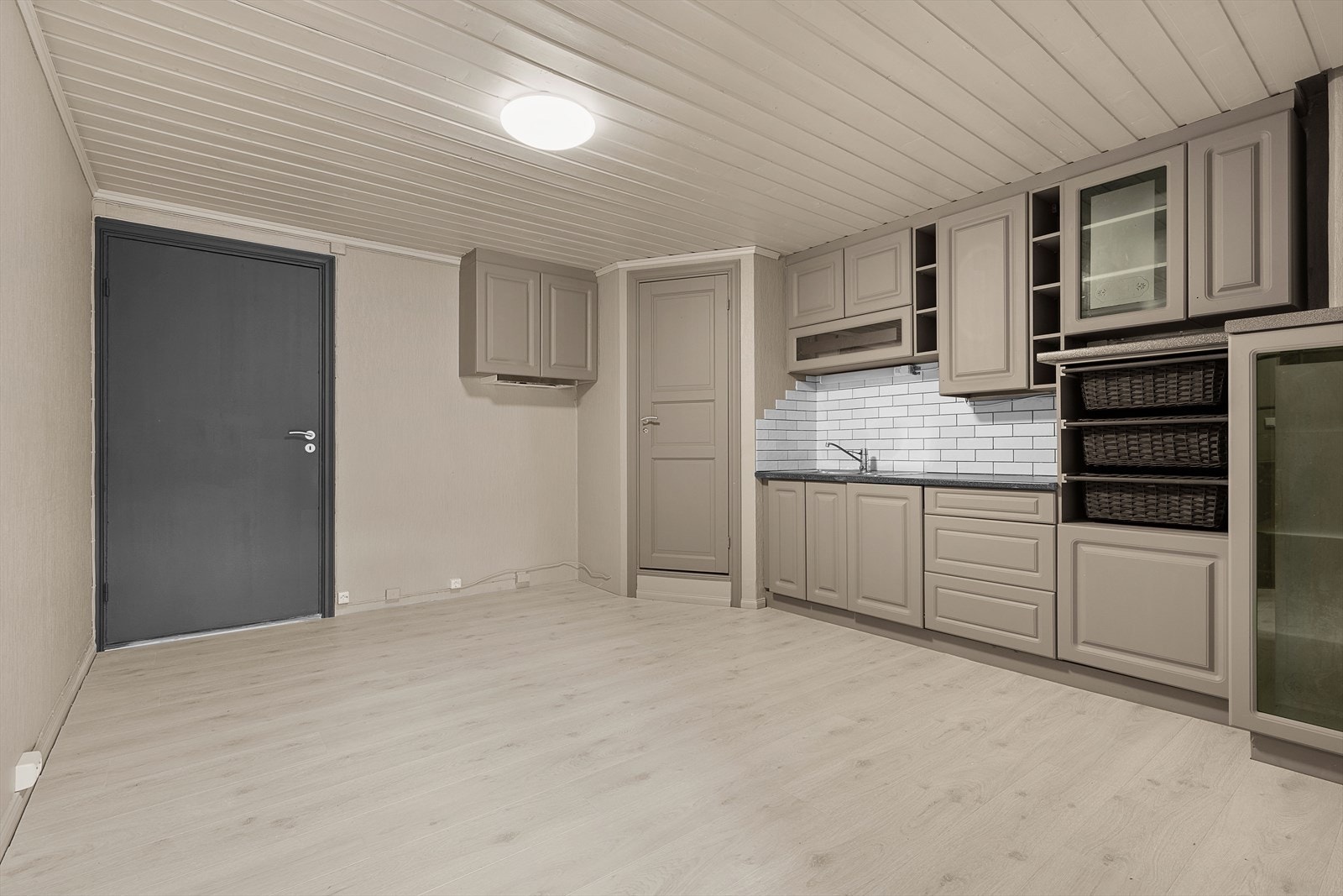 Romslig kjøkken med plass til spisebord Galleribilde