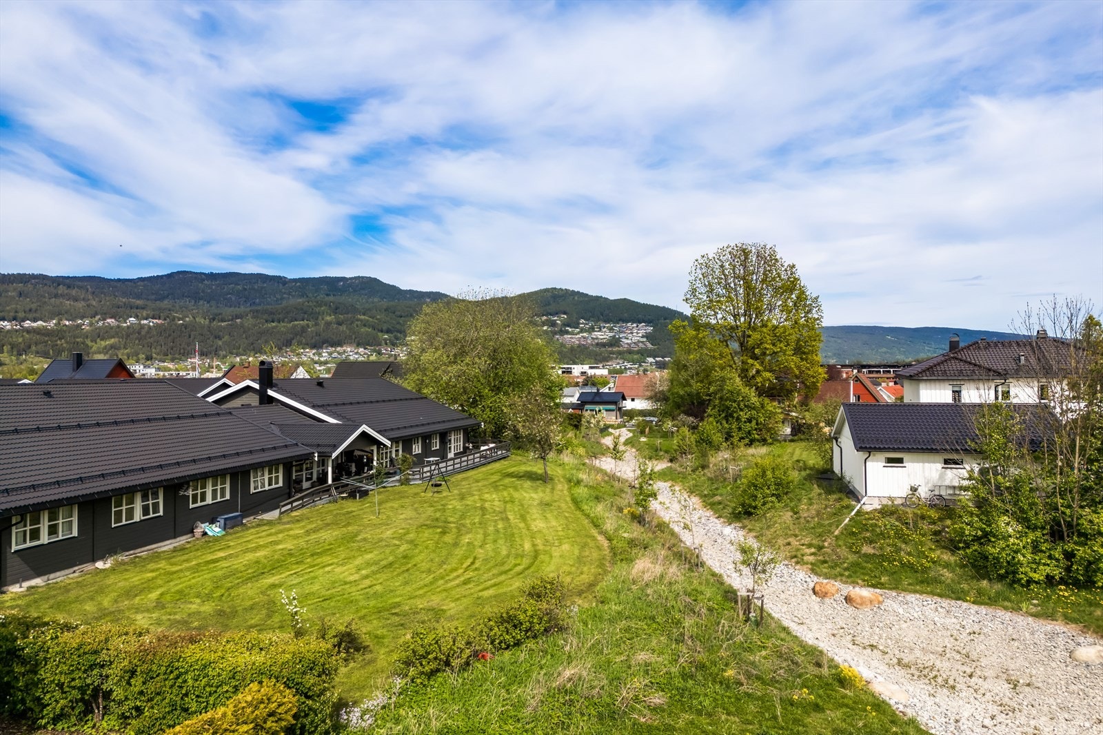 Tomten ligger i et etablert boligområde med begrenset gjennomgangstrafikk, noe som gir et rolig og barnevennlig bomiljø. Galleribilde