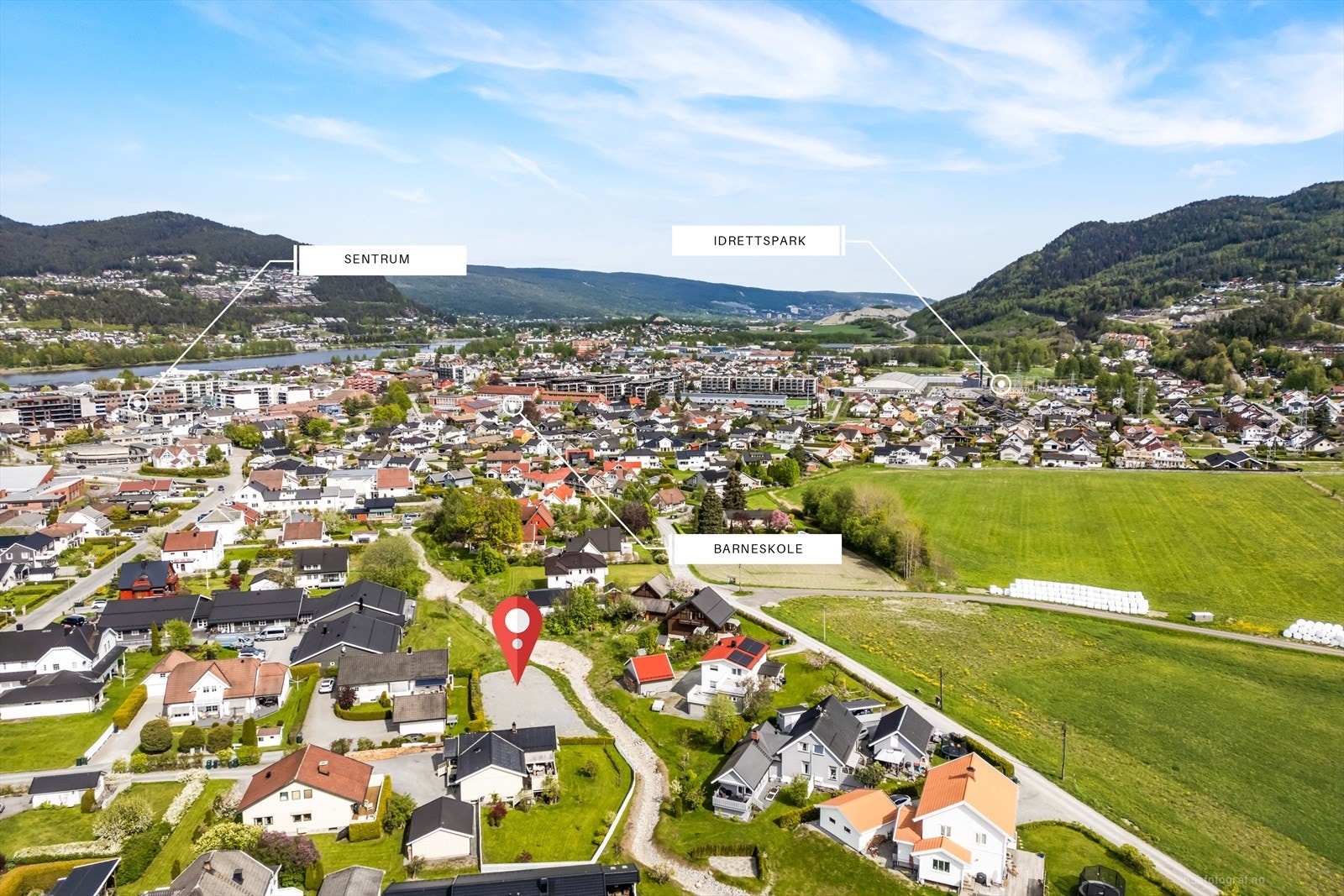 Fra eiendommen er det kort gangavstand til blant annet buss og togstasjon. Galleribilde