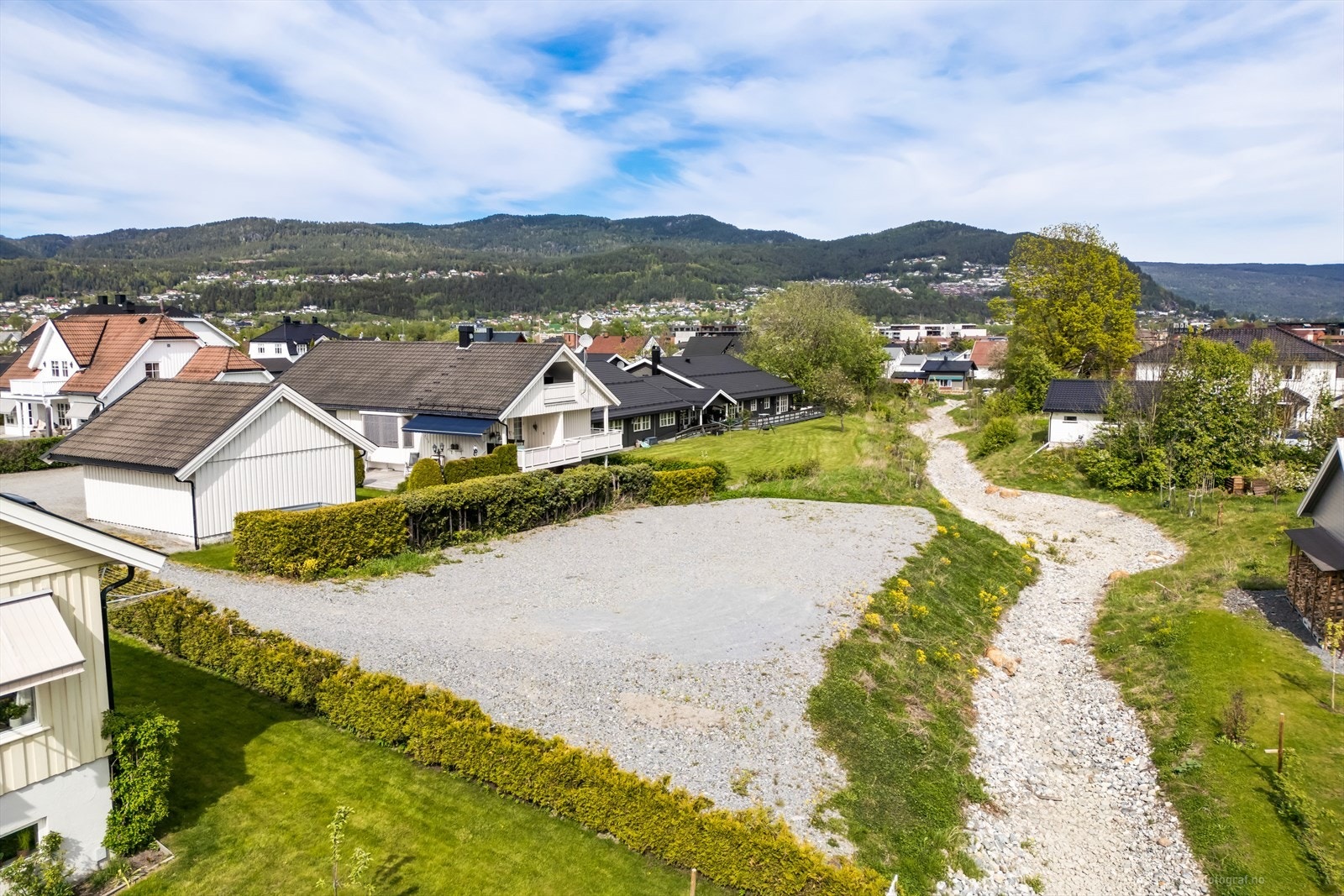 Tomten har skissetegninger for oppføring av moderne enebolig og garasje Galleribilde