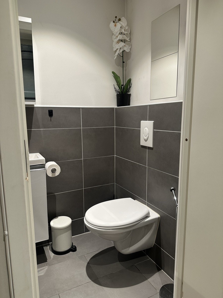 Toalett adskilt fra bad i leiligheten, veldig praktisk Galleribilde