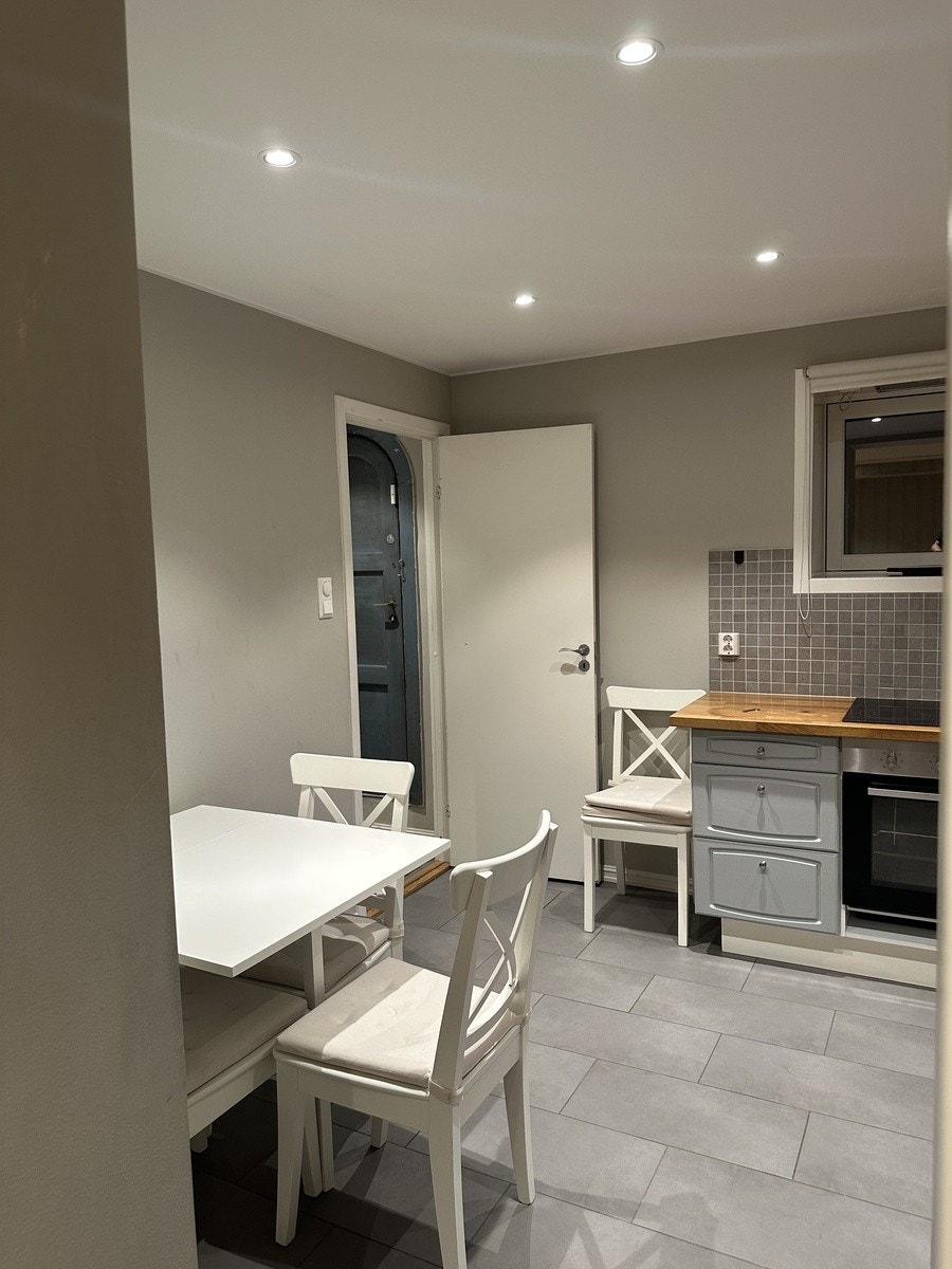 Romslig kjøkken med plass til bord og 4-5 stoler Galleribilde